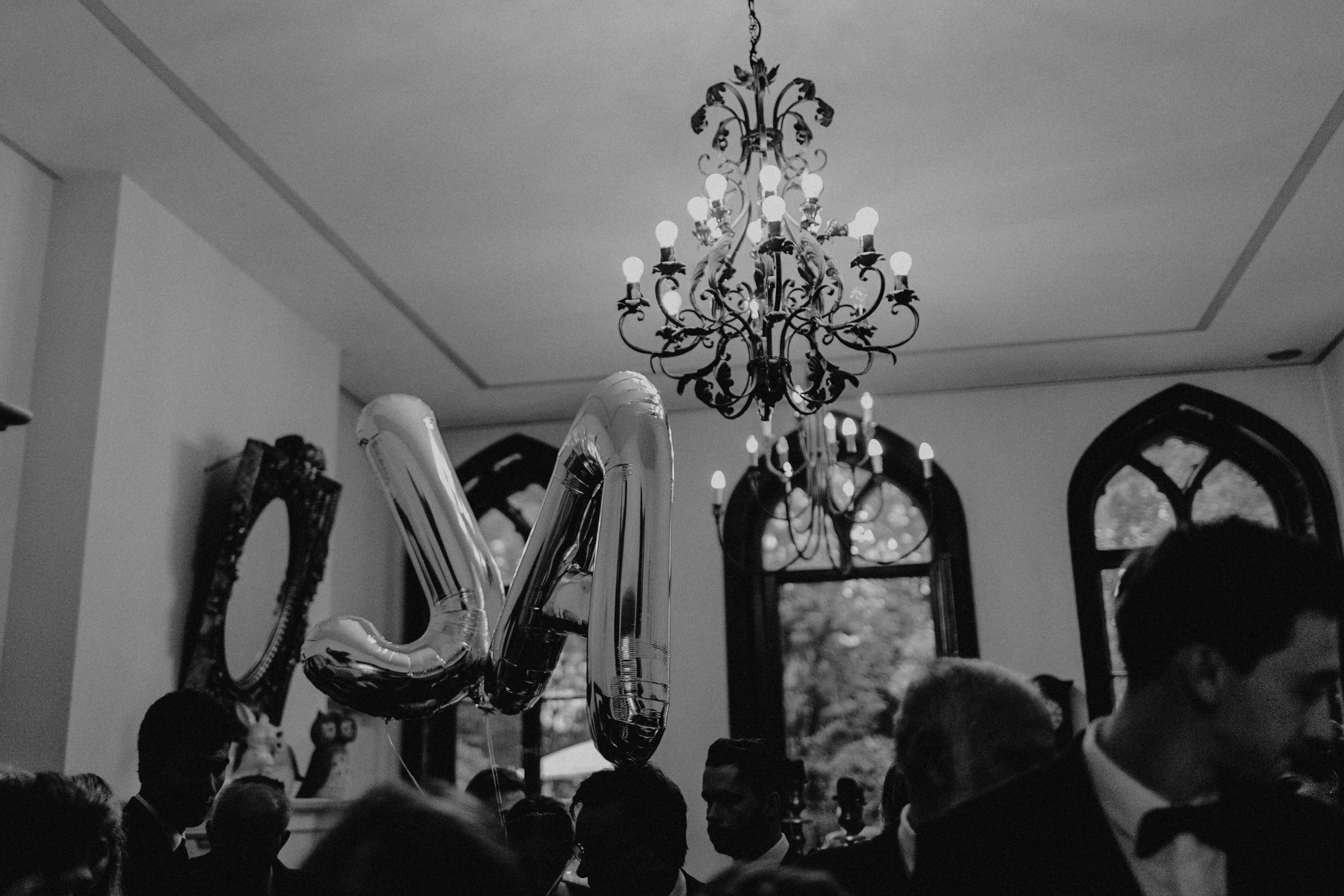 Zu sehen ist ein Hochzeitsfoto einer Hochzeitsreportage einer Hochzeit aus dem Jahr 2017. Gefeiiert wurde im Schloss Bredenfelde in Mecklenburg-Vorpommern. Eine Schlosshochzeit, fotografiert von den Hochzeitsfotografen Tom und Lia aus Rostock.