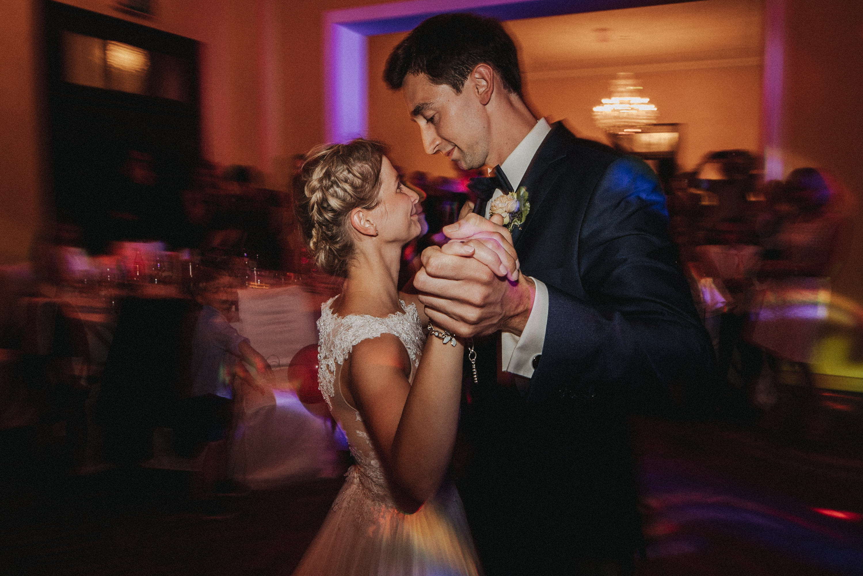 Zu sehen ist ein Hochzeitsfoto einer Hochzeitsreportage einer Hochzeit aus dem Jahr 2017. Gefeiiert wurde im Schloss Bredenfelde in Mecklenburg-Vorpommern. Eine Schlosshochzeit, fotografiert von den Hochzeitsfotografen Tom und Lia aus Rostock.