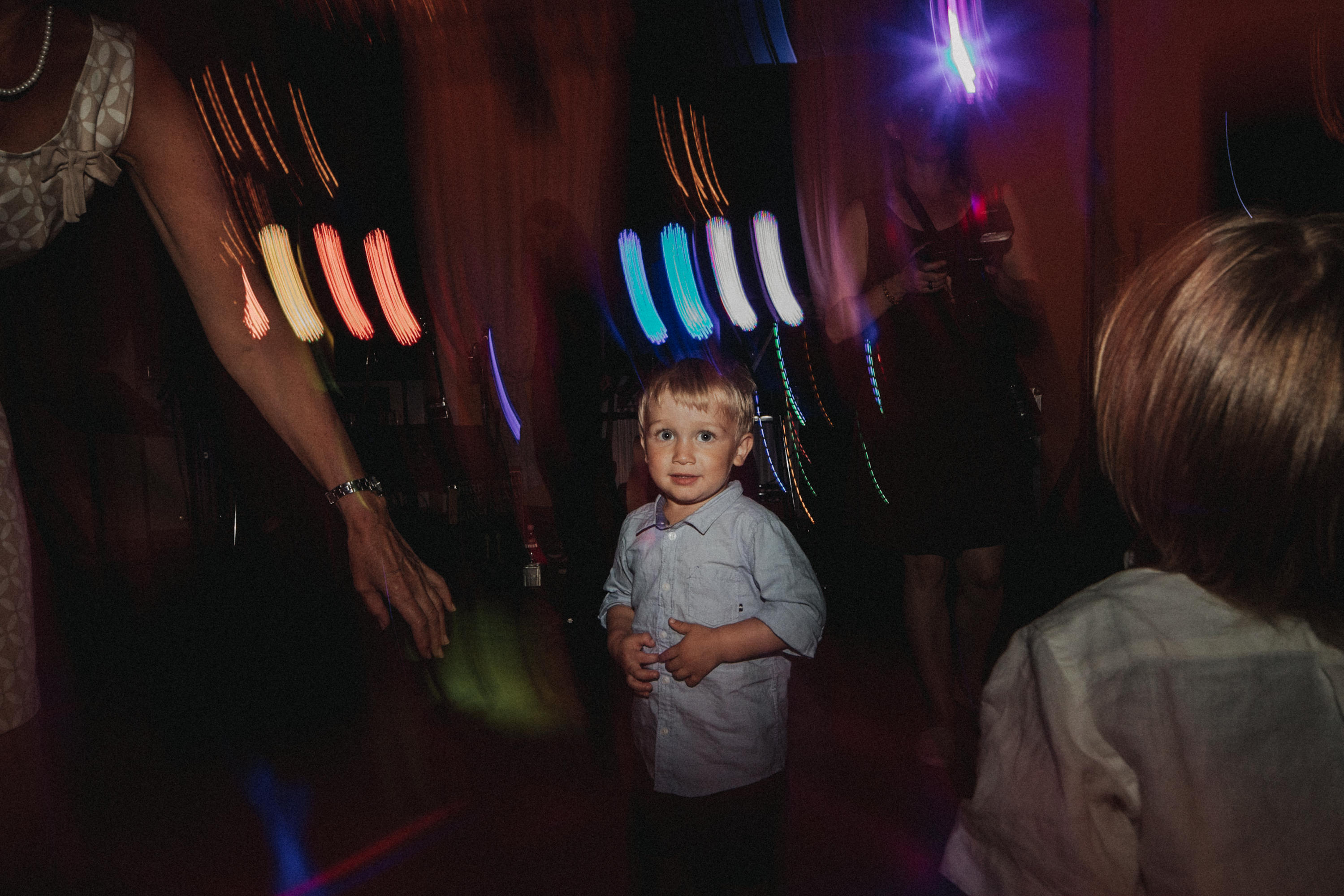 Zu sehen ist ein Hochzeitsfoto einer Hochzeitsreportage einer Hochzeit aus dem Jahr 2017. Gefeiiert wurde im Schloss Bredenfelde in Mecklenburg-Vorpommern. Eine Schlosshochzeit, fotografiert von den Hochzeitsfotografen Tom und Lia aus Rostock.