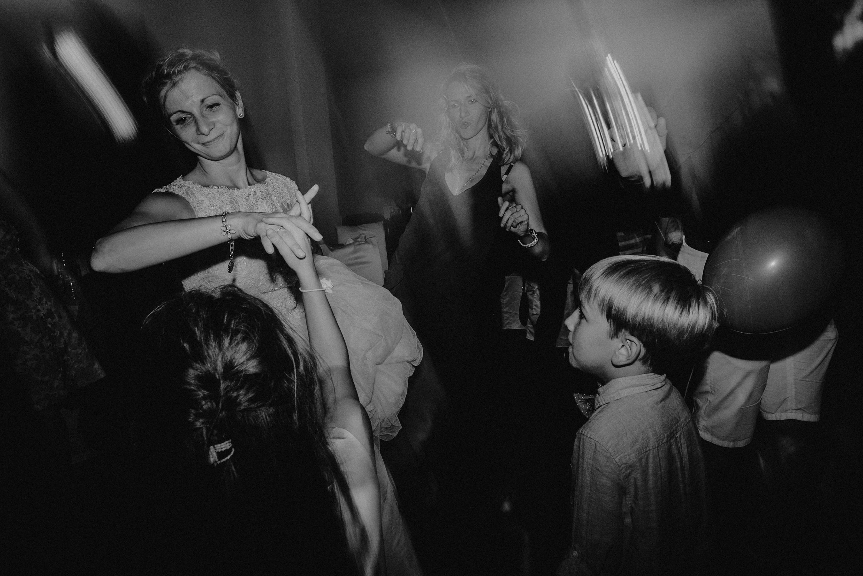 Zu sehen ist ein Hochzeitsfoto einer Hochzeitsreportage einer Hochzeit aus dem Jahr 2017. Gefeiiert wurde im Schloss Bredenfelde in Mecklenburg-Vorpommern. Eine Schlosshochzeit, fotografiert von den Hochzeitsfotografen Tom und Lia aus Rostock.