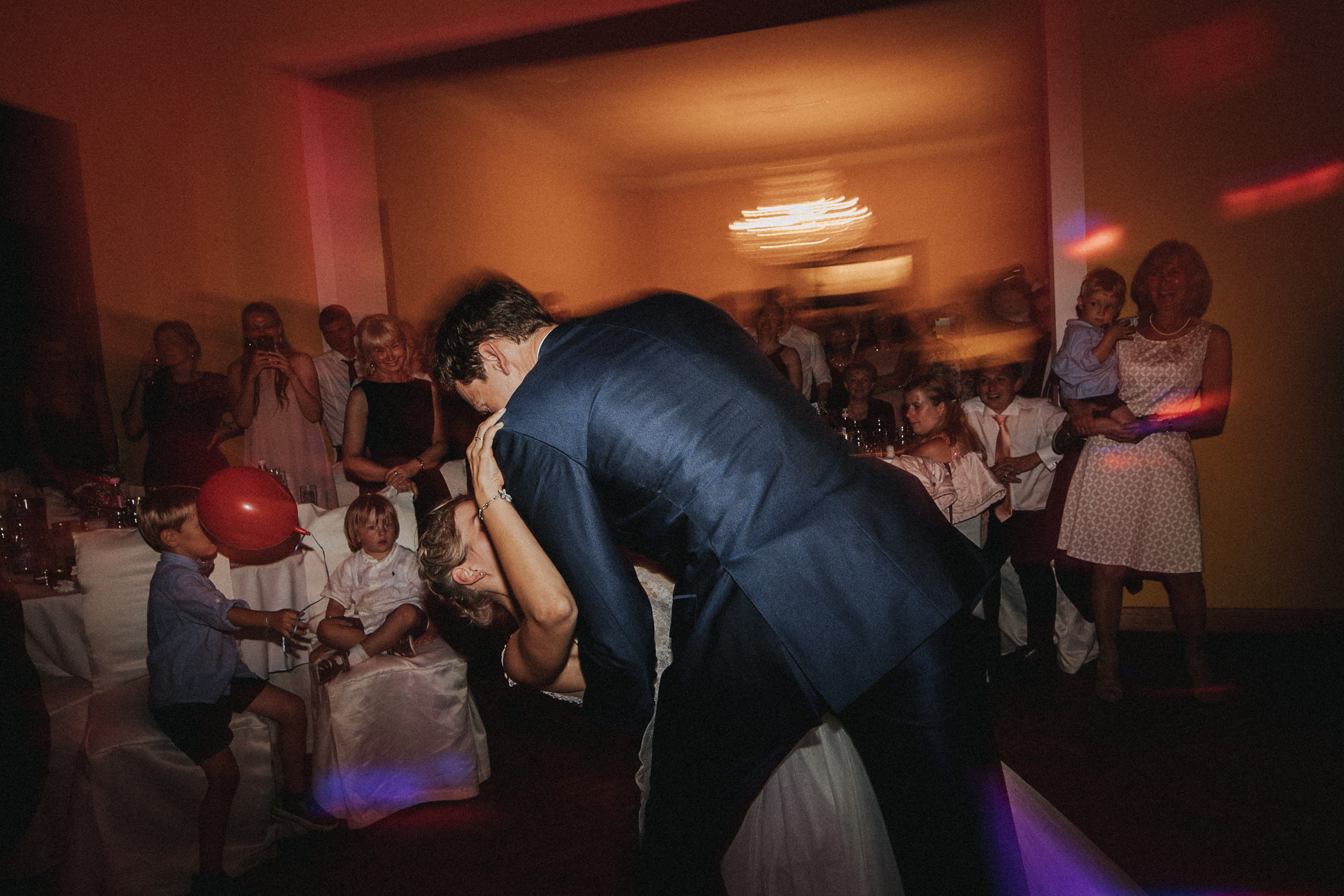 Zu sehen ist ein Hochzeitsfoto einer Hochzeitsreportage einer Hochzeit aus dem Jahr 2017. Gefeiiert wurde im Schloss Bredenfelde in Mecklenburg-Vorpommern. Eine Schlosshochzeit, fotografiert von den Hochzeitsfotografen Tom und Lia aus Rostock.