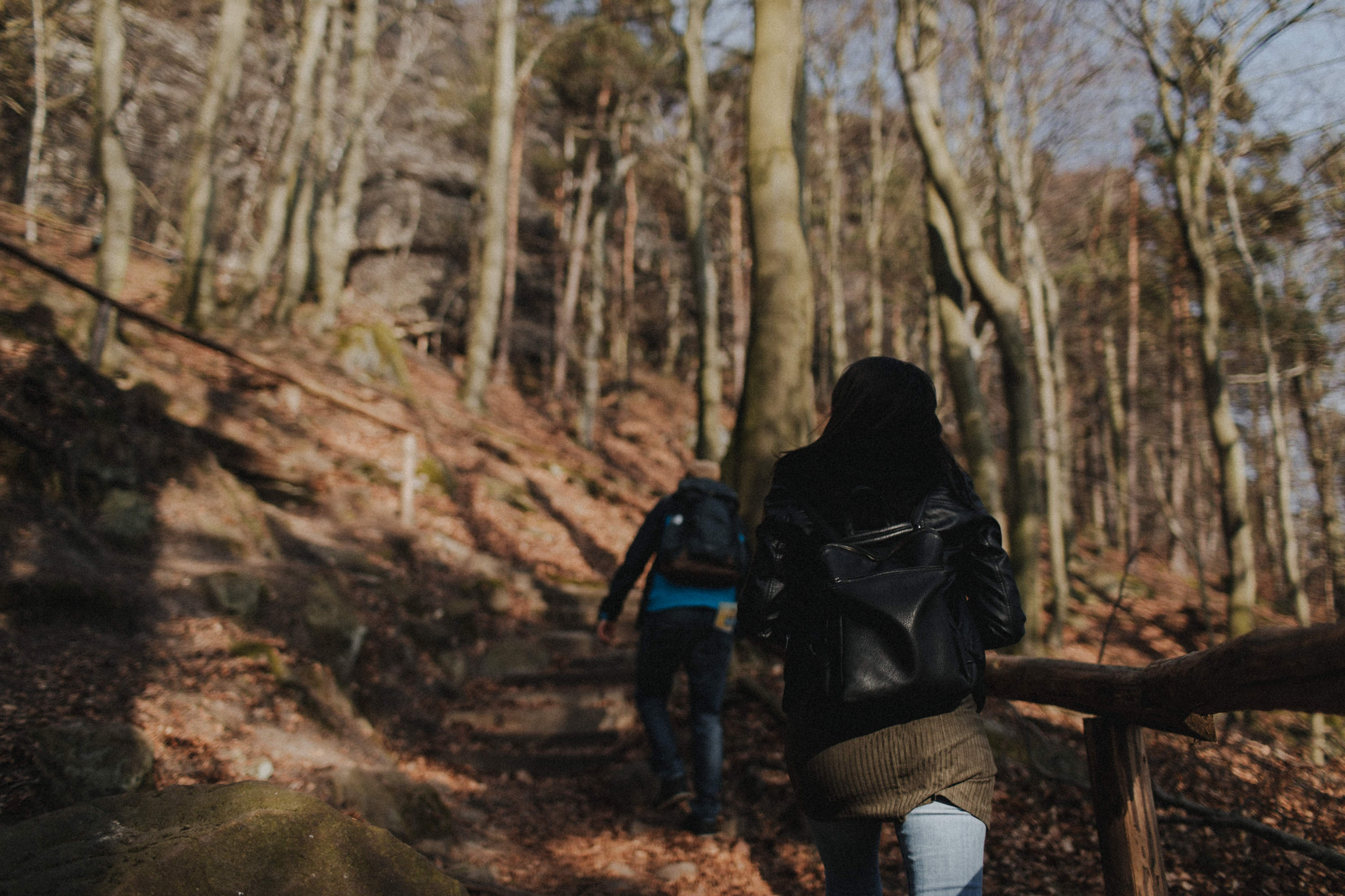 Dieses Foto ist Teil einer Fotoreportage eines Couple Shoots auf dem Lilienstein, Elbsandsteingebirge, Sächsische Schweiz. Es wurde aufgenommen von den Hochzeitsfotografen Tom und Lia aus Potsdam: Hochzeitsreportagen für tiefgründige Herzen mit analogem Herzschlag.