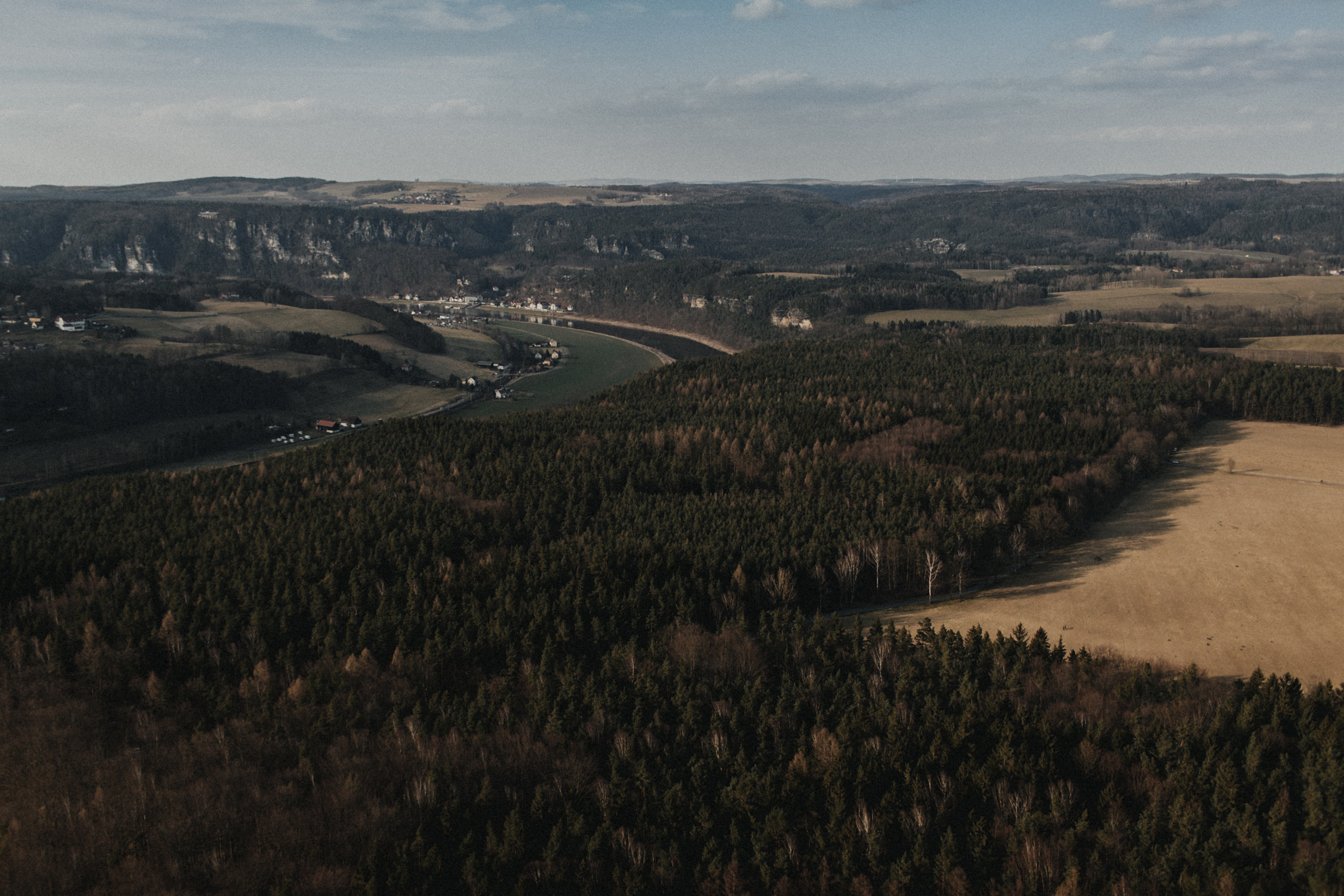 Dieses Foto ist Teil einer Fotoreportage eines Couple Shoots auf dem Lilienstein, Elbsandsteingebirge, Sächsische Schweiz. Es wurde aufgenommen von den Hochzeitsfotografen Tom und Lia aus Potsdam: Hochzeitsreportagen für tiefgründige Herzen mit analogem Herzschlag.