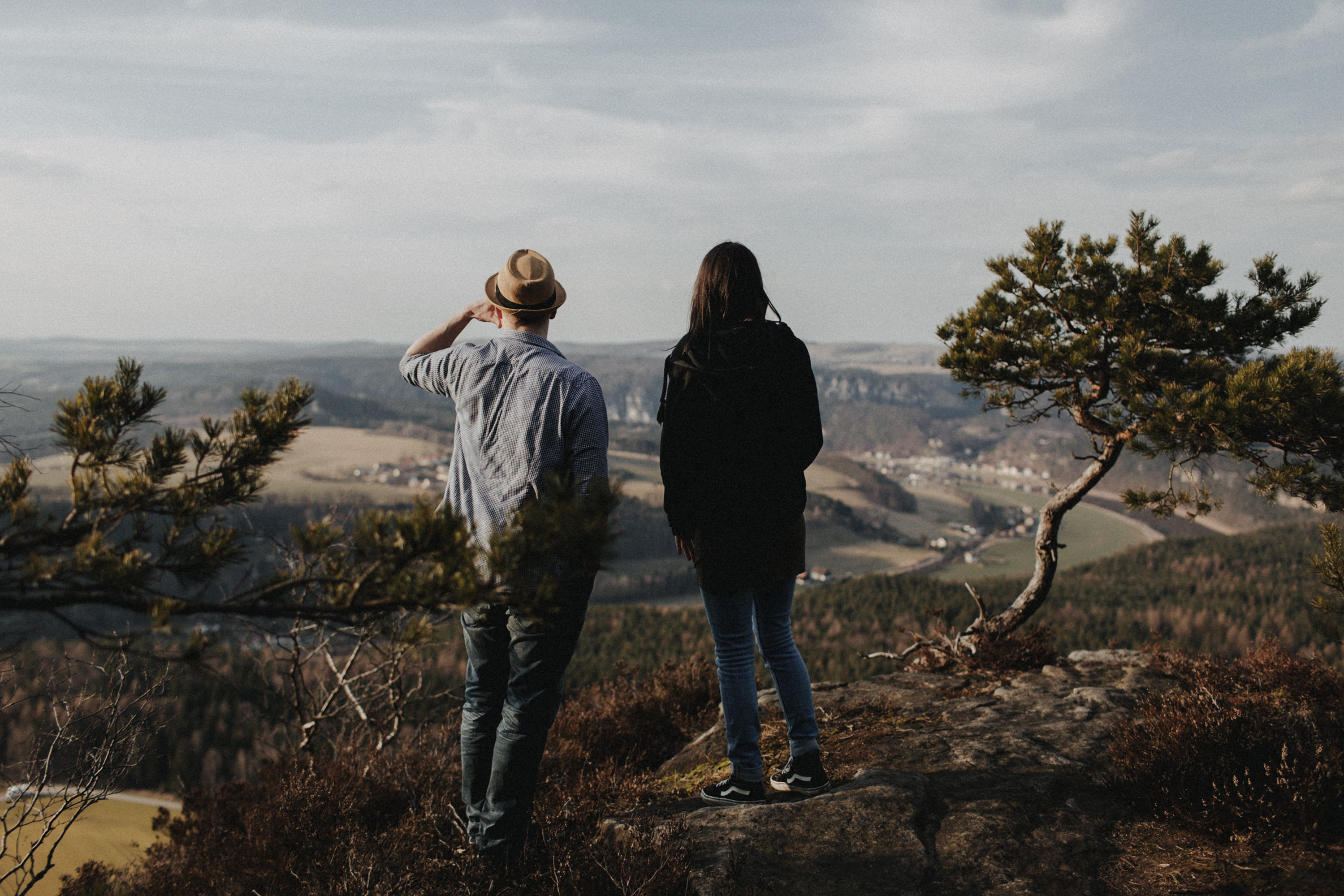 Dieses Foto ist Teil einer Fotoreportage eines Couple Shoots auf dem Lilienstein, Elbsandsteingebirge, Sächsische Schweiz. Es wurde aufgenommen von den Hochzeitsfotografen Tom und Lia aus Potsdam: Hochzeitsreportagen für tiefgründige Herzen mit analogem Herzschlag.