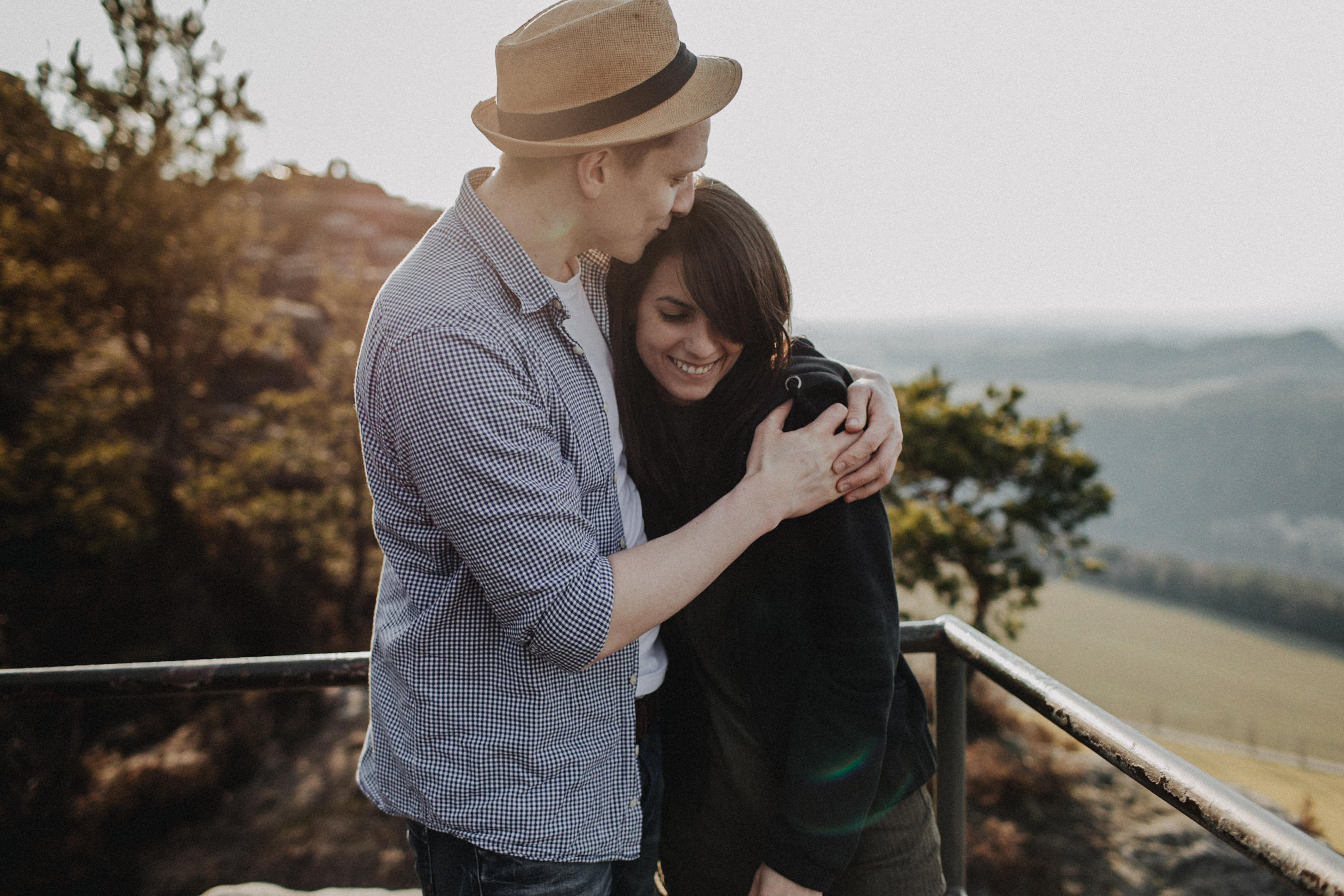 Dieses Foto ist Teil einer Fotoreportage eines Couple Shoots auf dem Lilienstein, Elbsandsteingebirge, Sächsische Schweiz. Es wurde aufgenommen von den Hochzeitsfotografen Tom und Lia aus Potsdam: Hochzeitsreportagen für tiefgründige Herzen mit analogem Herzschlag.