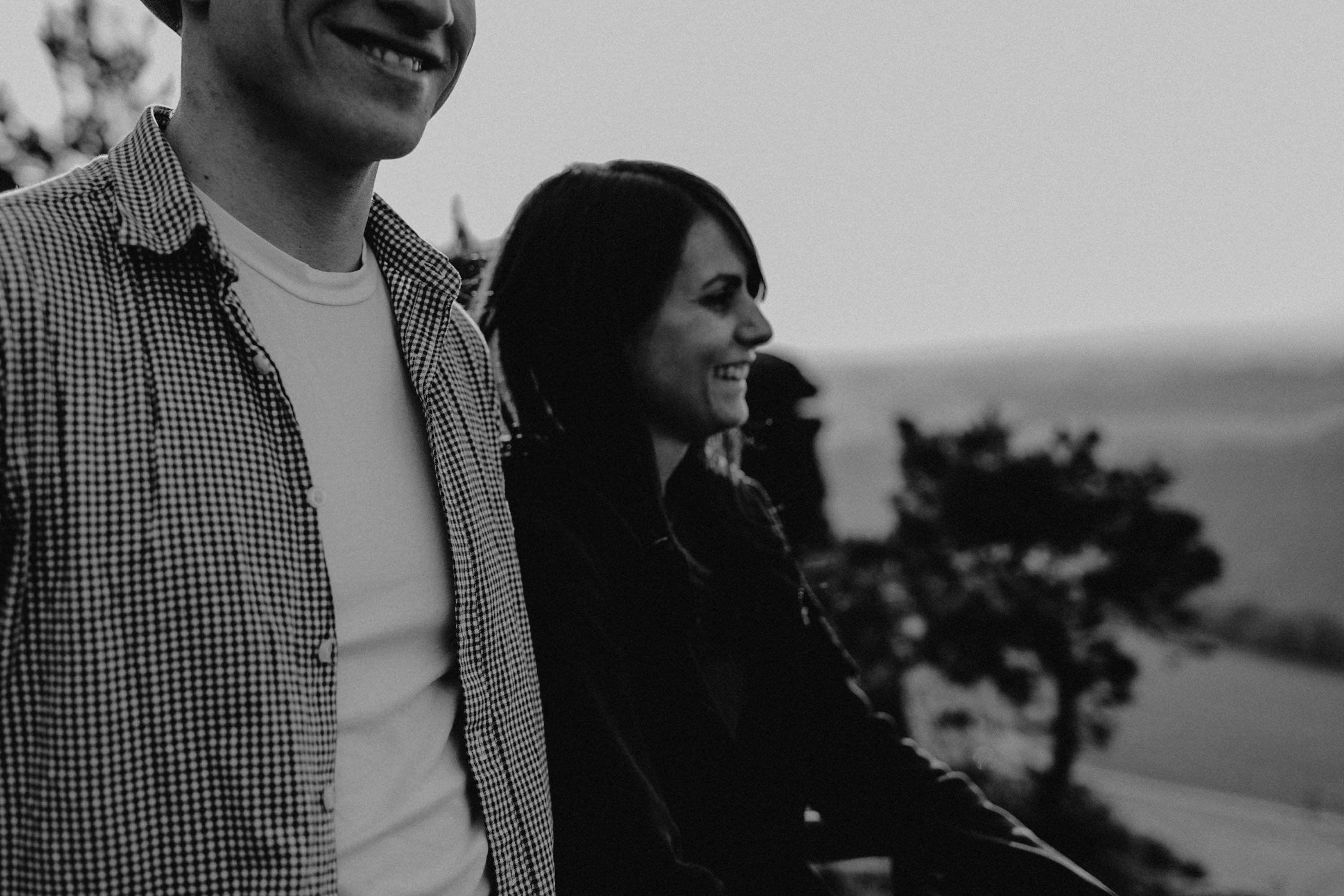 Dieses Foto ist Teil einer Fotoreportage eines Couple Shoots auf dem Lilienstein, Elbsandsteingebirge, Sächsische Schweiz. Es wurde aufgenommen von den Hochzeitsfotografen Tom und Lia aus Potsdam: Hochzeitsreportagen für tiefgründige Herzen mit analogem Herzschlag.