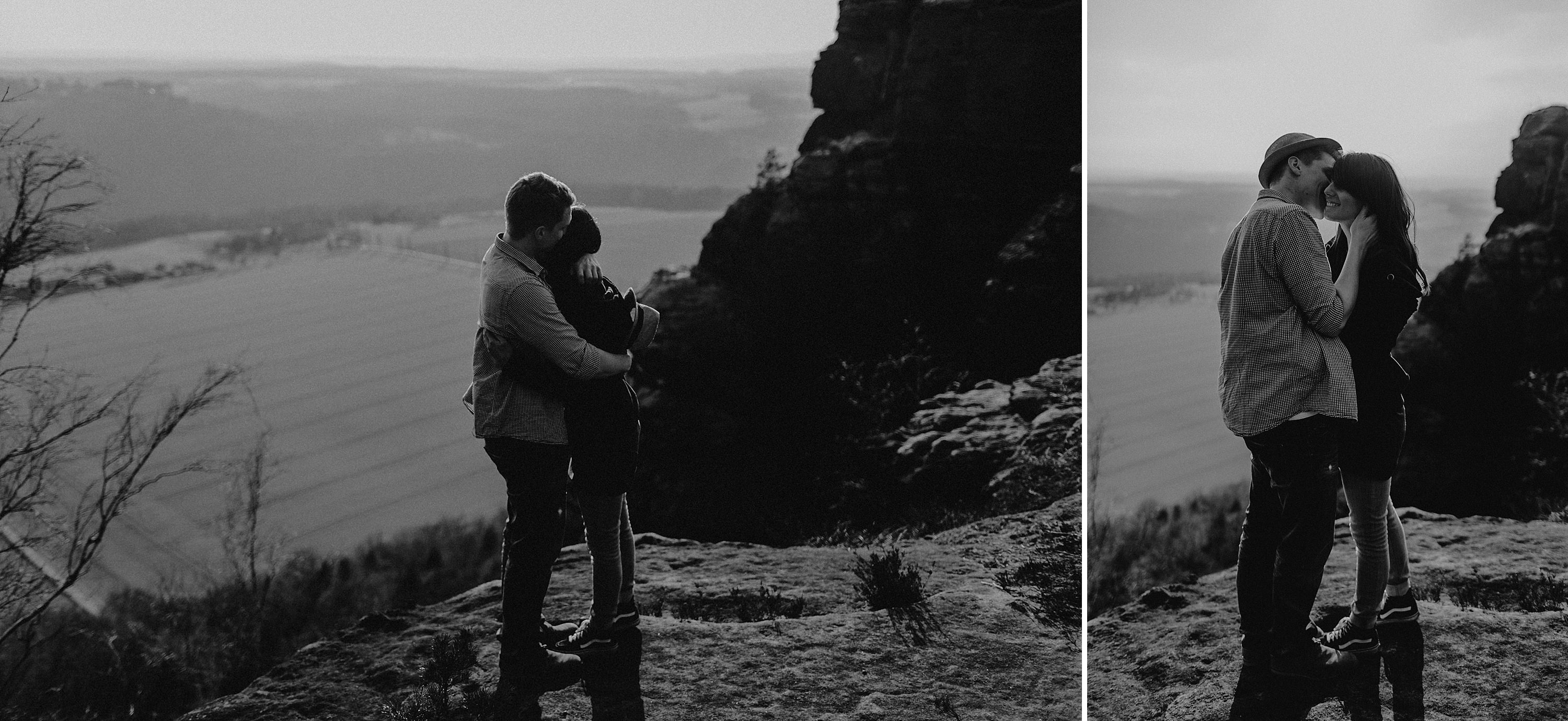 Dieses Foto ist Teil einer Fotoreportage eines Couple Shoots auf dem Lilienstein, Elbsandsteingebirge, Sächsische Schweiz. Es wurde aufgenommen von den Hochzeitsfotografen Tom und Lia aus Potsdam: Hochzeitsreportagen für tiefgründige Herzen mit analogem Herzschlag.