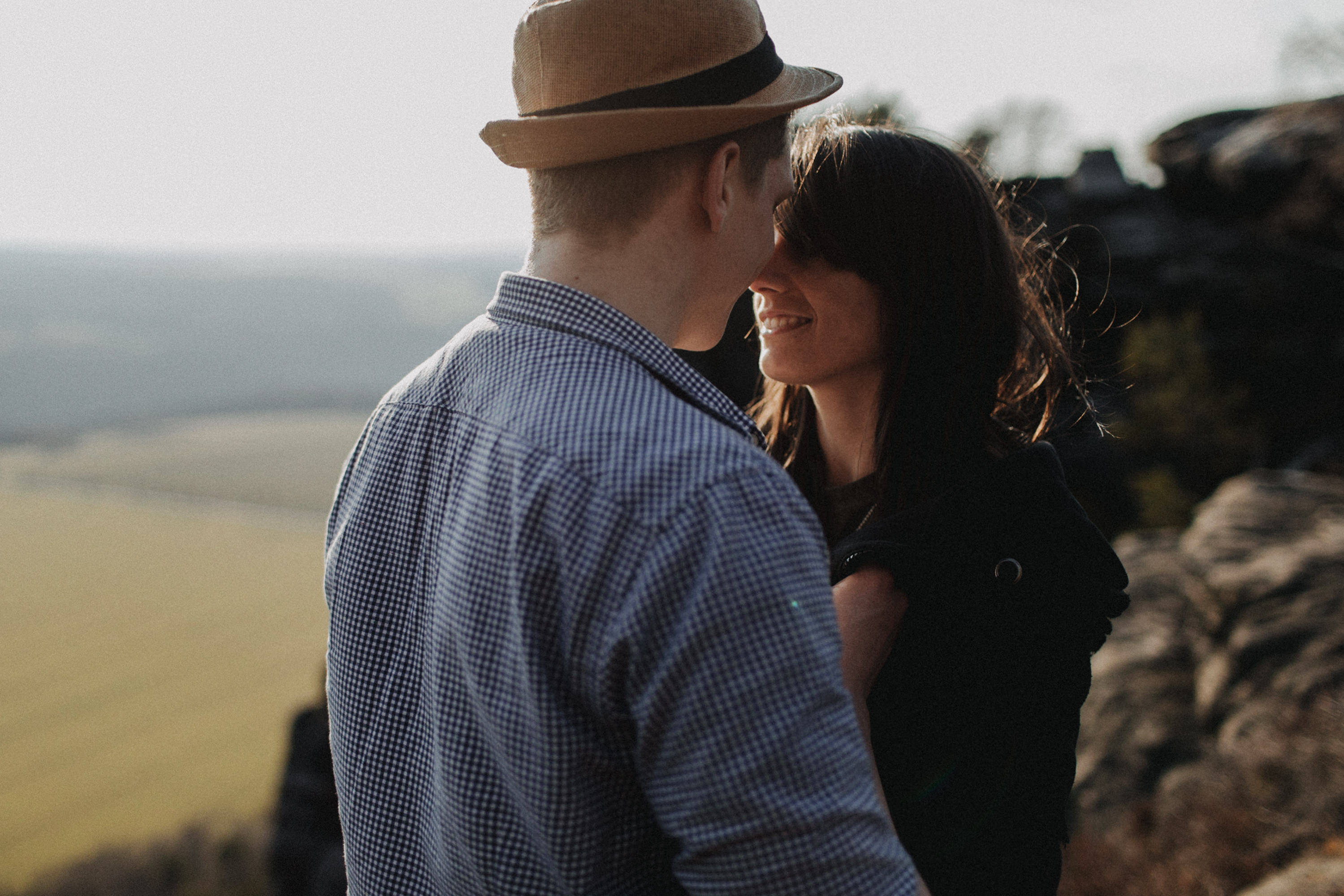 Dieses Foto ist Teil einer Fotoreportage eines Couple Shoots auf dem Lilienstein, Elbsandsteingebirge, Sächsische Schweiz. Es wurde aufgenommen von den Hochzeitsfotografen Tom und Lia aus Potsdam: Hochzeitsreportagen für tiefgründige Herzen mit analogem Herzschlag.