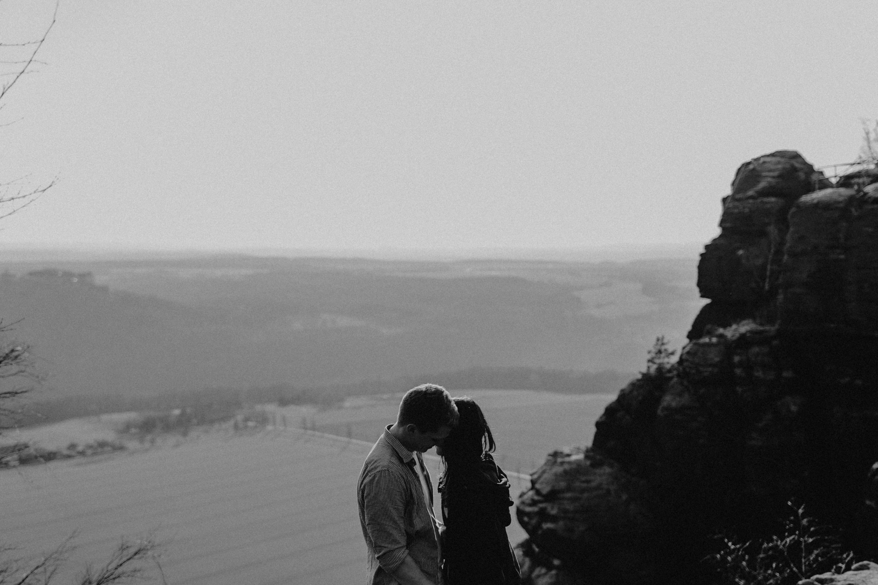 Dieses Foto ist Teil einer Fotoreportage eines Couple Shoots auf dem Lilienstein, Elbsandsteingebirge, Sächsische Schweiz. Es wurde aufgenommen von den Hochzeitsfotografen Tom und Lia aus Potsdam: Hochzeitsreportagen für tiefgründige Herzen mit analogem Herzschlag.