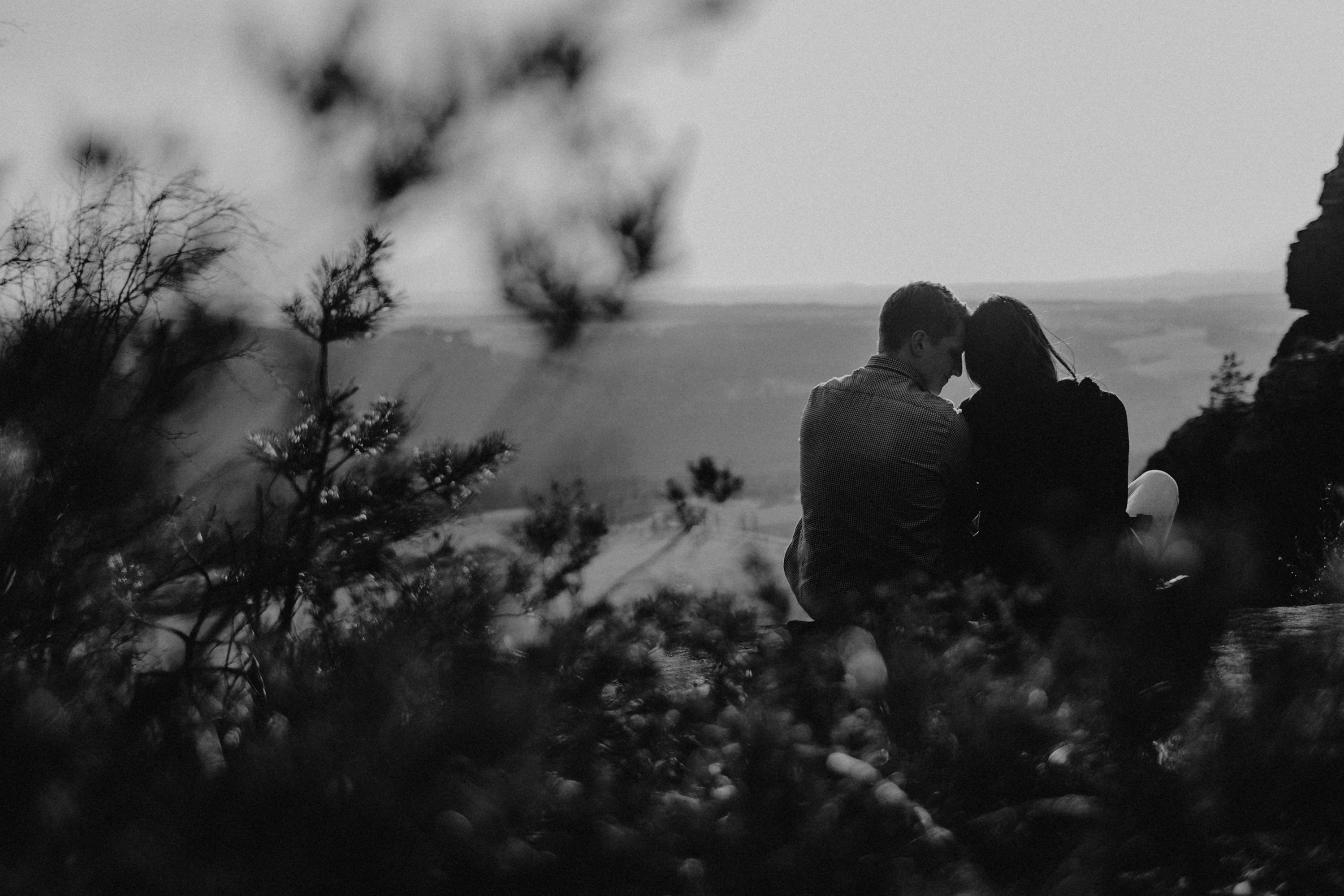 Dieses Foto ist Teil einer Fotoreportage eines Couple Shoots auf dem Lilienstein, Elbsandsteingebirge, Sächsische Schweiz. Es wurde aufgenommen von den Hochzeitsfotografen Tom und Lia aus Potsdam: Hochzeitsreportagen für tiefgründige Herzen mit analogem Herzschlag.