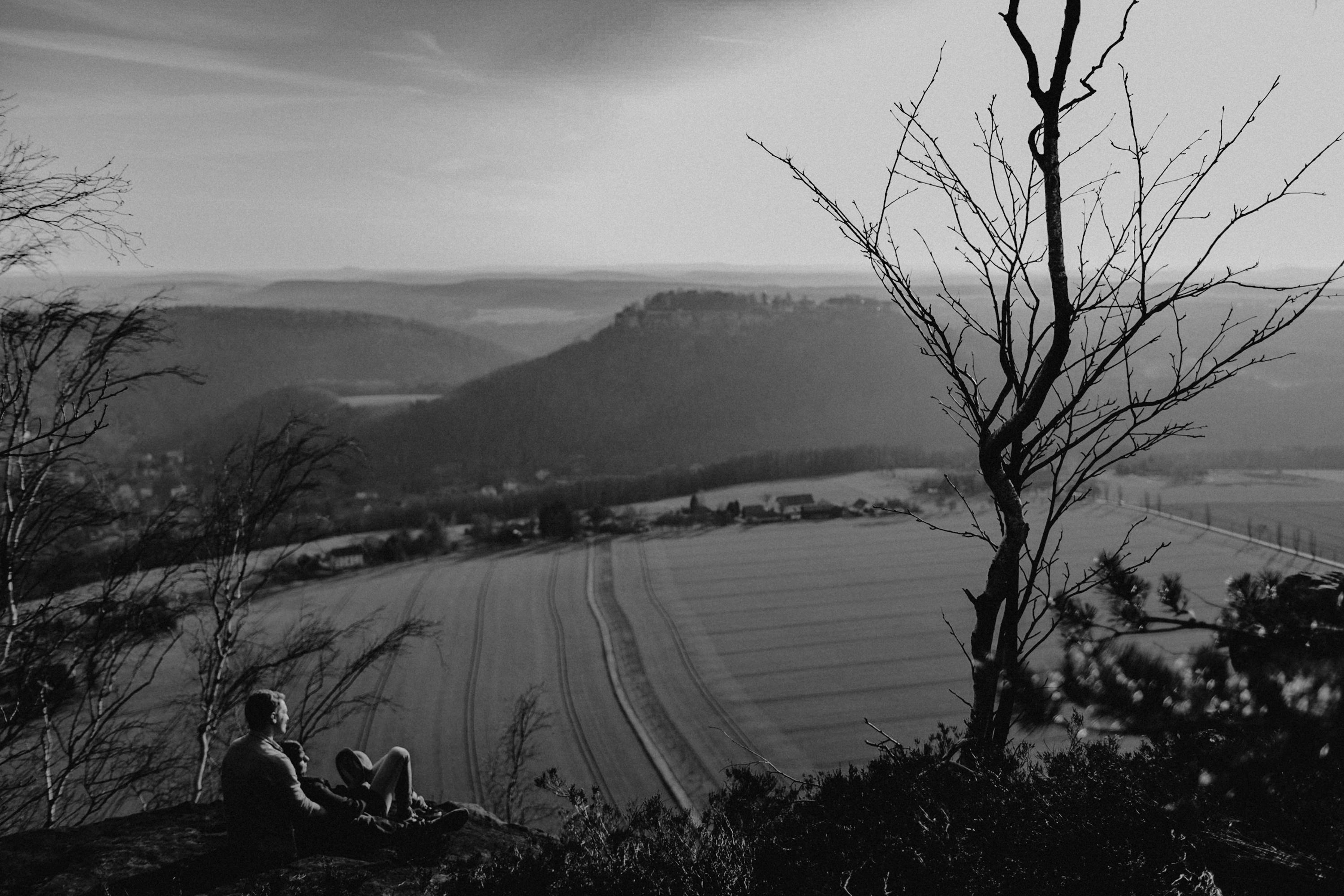 Dieses Foto ist Teil einer Fotoreportage eines Couple Shoots auf dem Lilienstein, Elbsandsteingebirge, Sächsische Schweiz. Es wurde aufgenommen von den Hochzeitsfotografen Tom und Lia aus Potsdam: Hochzeitsreportagen für tiefgründige Herzen mit analogem Herzschlag.