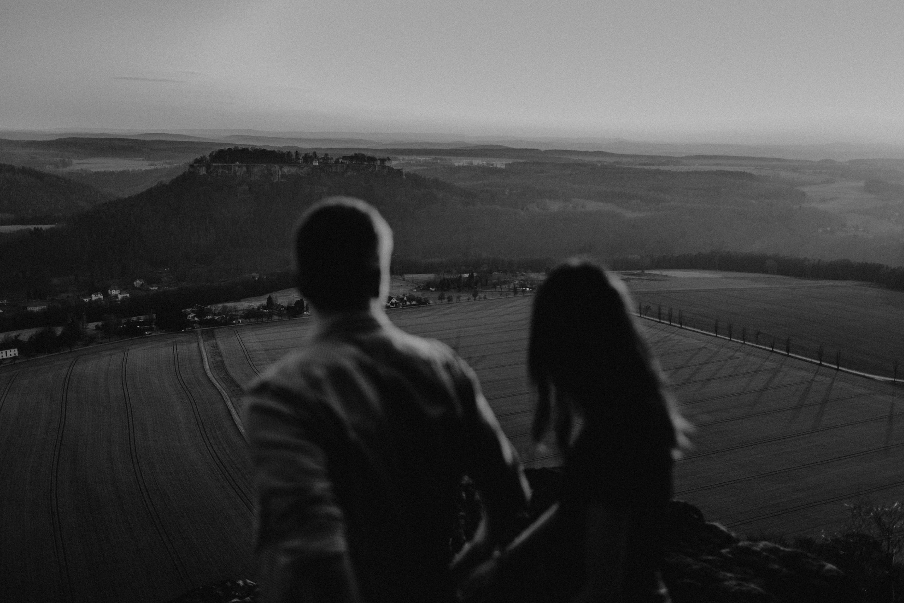 Dieses Foto ist Teil einer Fotoreportage eines Couple Shoots auf dem Lilienstein, Elbsandsteingebirge, Sächsische Schweiz. Es wurde aufgenommen von den Hochzeitsfotografen Tom und Lia aus Potsdam: Hochzeitsreportagen für tiefgründige Herzen mit analogem Herzschlag.