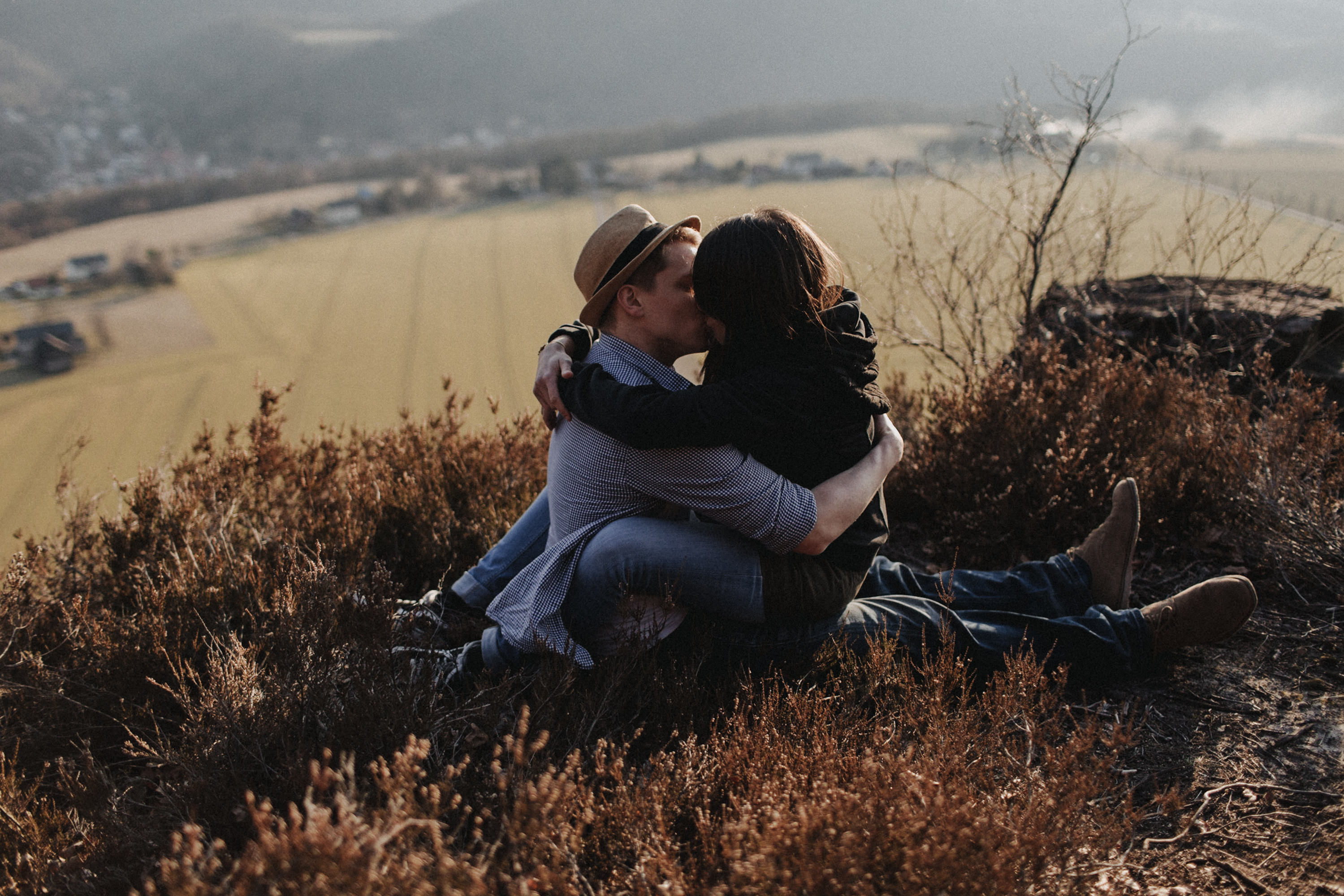 Dieses Foto ist Teil einer Fotoreportage eines Couple Shoots auf dem Lilienstein, Elbsandsteingebirge, Sächsische Schweiz. Es wurde aufgenommen von den Hochzeitsfotografen Tom und Lia aus Potsdam: Hochzeitsreportagen für tiefgründige Herzen mit analogem Herzschlag.