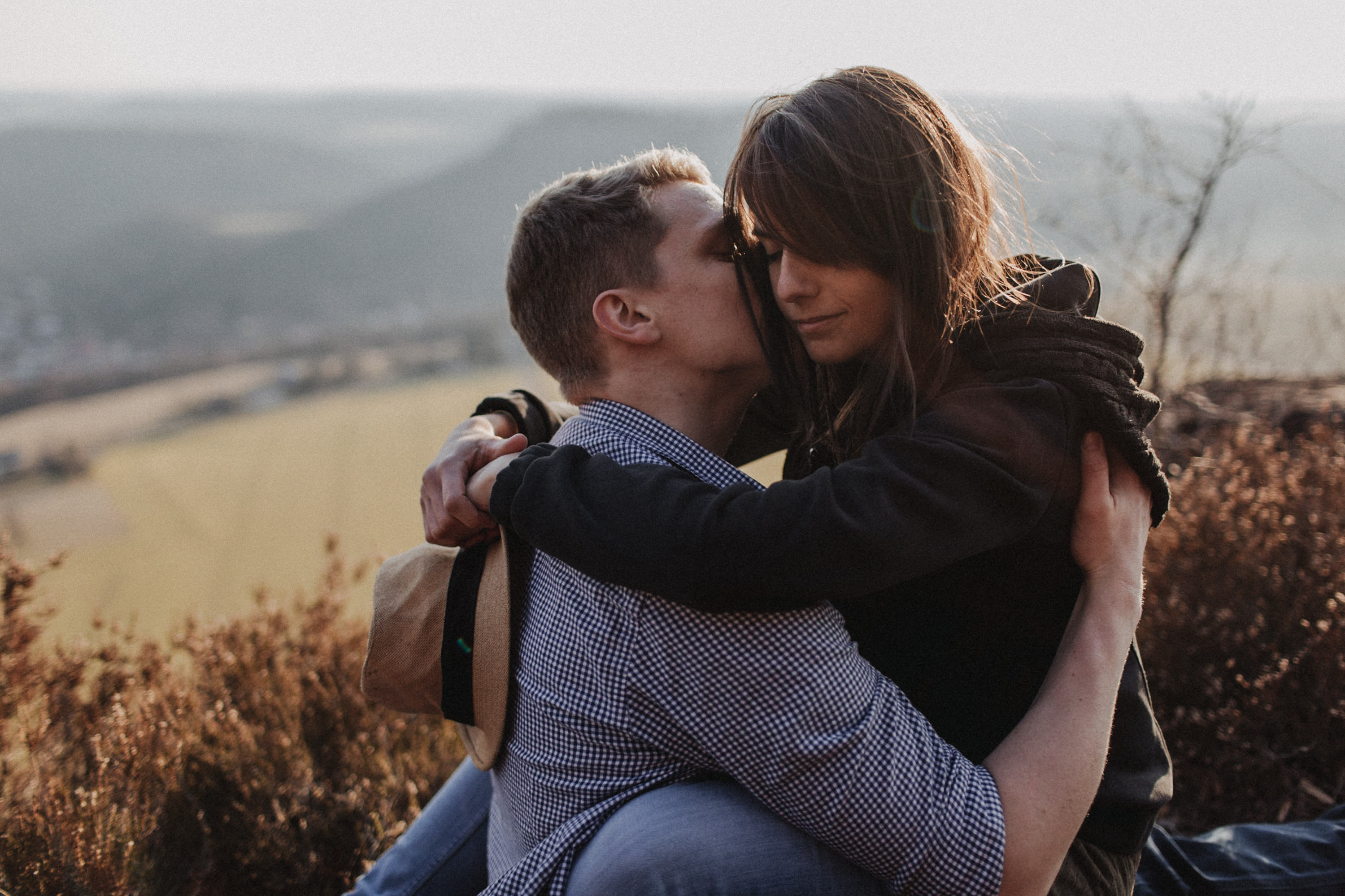 Dieses Foto ist Teil einer Fotoreportage eines Couple Shoots auf dem Lilienstein, Elbsandsteingebirge, Sächsische Schweiz. Es wurde aufgenommen von den Hochzeitsfotografen Tom und Lia aus Potsdam: Hochzeitsreportagen für tiefgründige Herzen mit analogem Herzschlag.