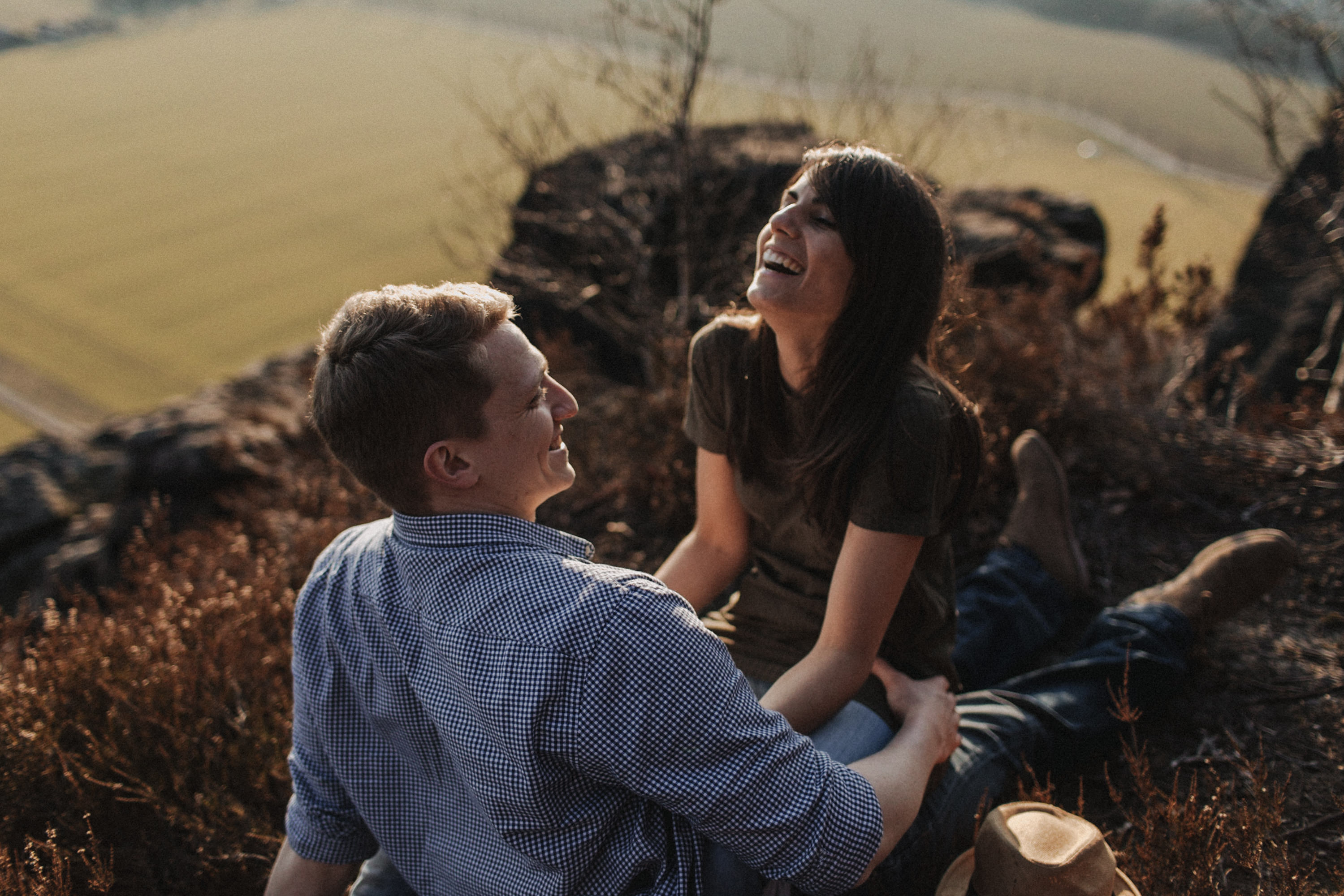 Dieses Foto ist Teil einer Fotoreportage eines Couple Shoots auf dem Lilienstein, Elbsandsteingebirge, Sächsische Schweiz. Es wurde aufgenommen von den Hochzeitsfotografen Tom und Lia aus Potsdam: Hochzeitsreportagen für tiefgründige Herzen mit analogem Herzschlag.