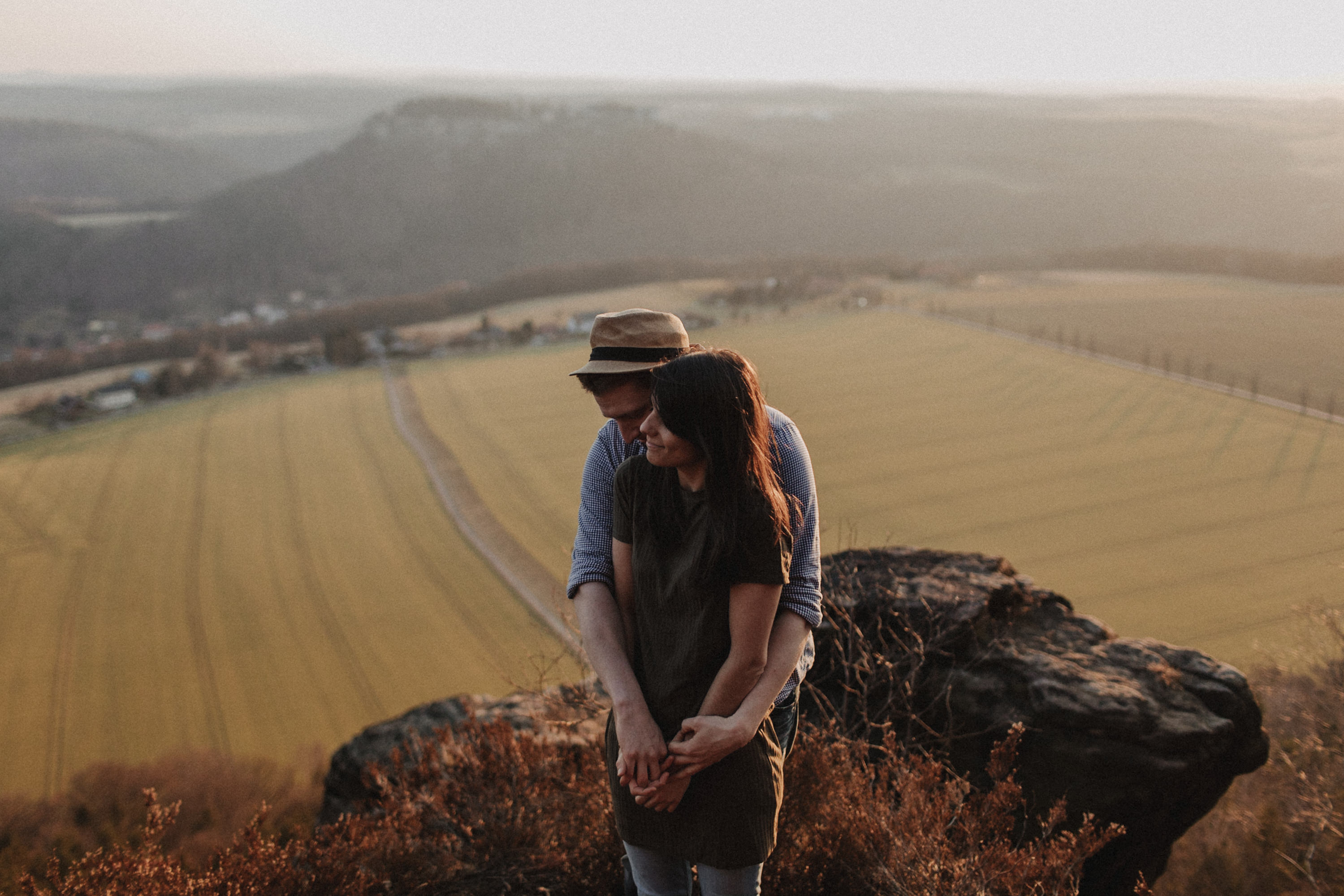 Dieses Foto ist Teil einer Fotoreportage eines Couple Shoots auf dem Lilienstein, Elbsandsteingebirge, Sächsische Schweiz. Es wurde aufgenommen von den Hochzeitsfotografen Tom und Lia aus Potsdam: Hochzeitsreportagen für tiefgründige Herzen mit analogem Herzschlag.