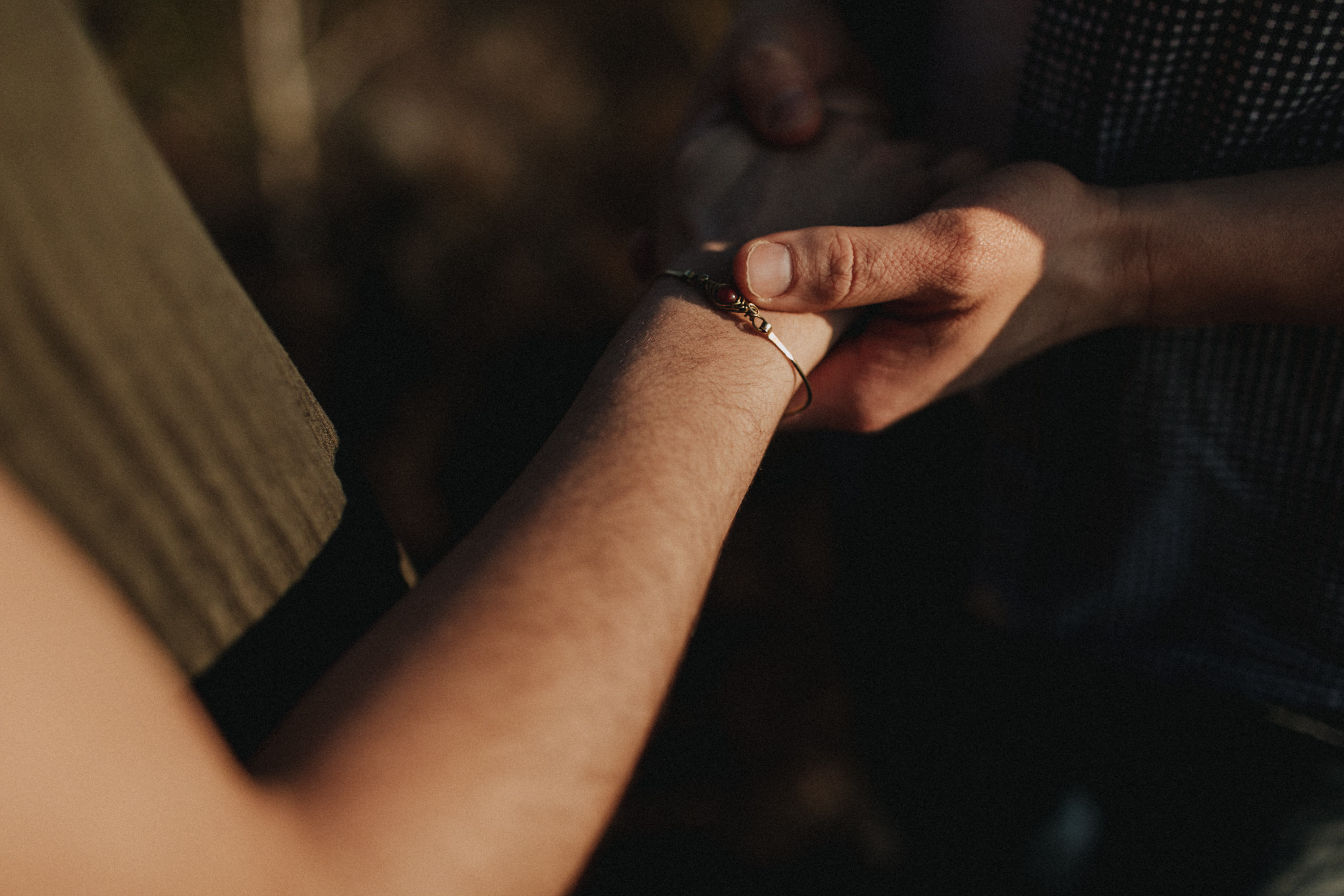 Dieses Foto ist Teil einer Fotoreportage eines Couple Shoots auf dem Lilienstein, Elbsandsteingebirge, Sächsische Schweiz. Es wurde aufgenommen von den Hochzeitsfotografen Tom und Lia aus Potsdam: Hochzeitsreportagen für tiefgründige Herzen mit analogem Herzschlag.