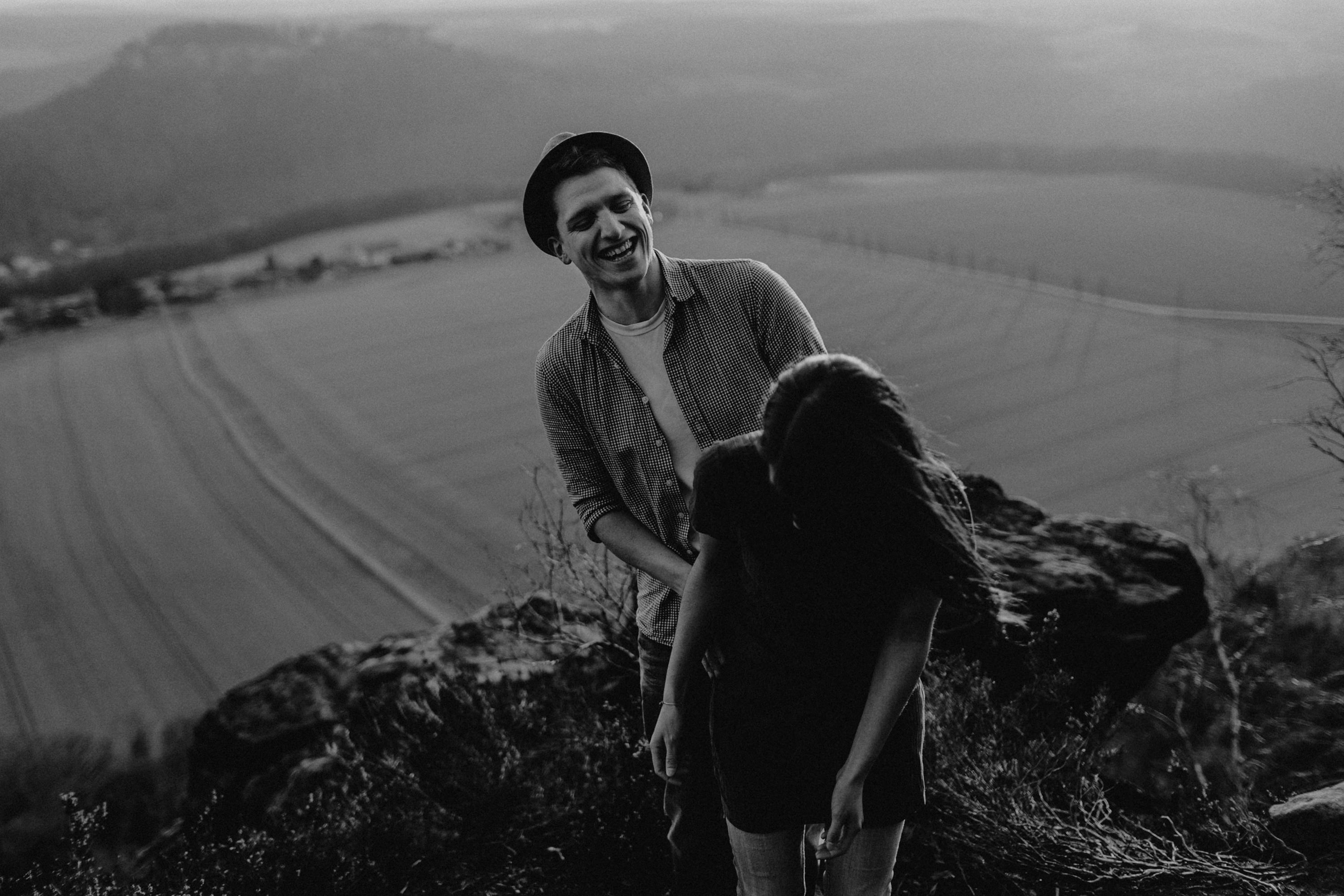 Dieses Foto ist Teil einer Fotoreportage eines Couple Shoots auf dem Lilienstein, Elbsandsteingebirge, Sächsische Schweiz. Es wurde aufgenommen von den Hochzeitsfotografen Tom und Lia aus Potsdam: Hochzeitsreportagen für tiefgründige Herzen mit analogem Herzschlag.