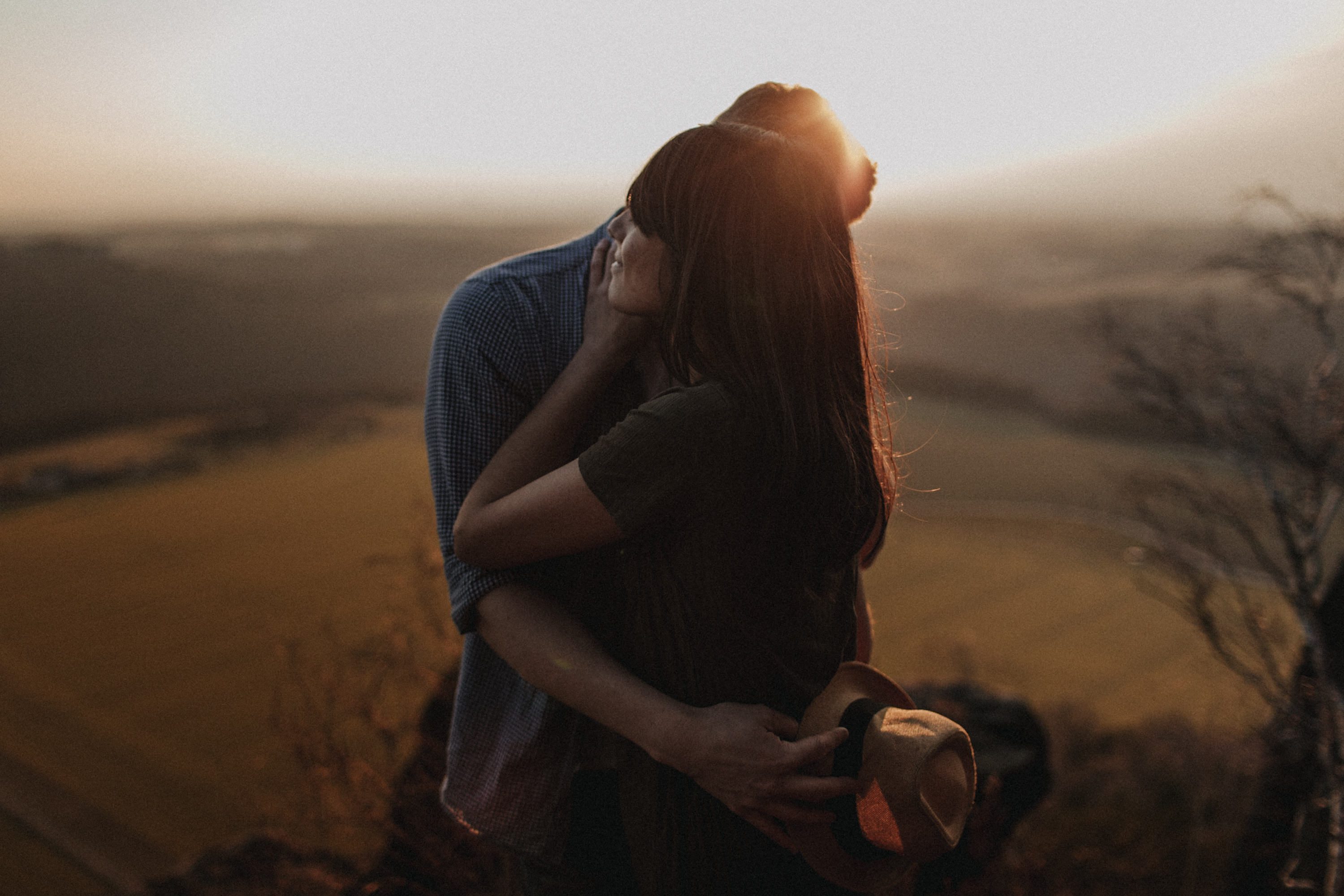 Dieses Foto ist Teil einer Fotoreportage eines Couple Shoots auf dem Lilienstein, Elbsandsteingebirge, Sächsische Schweiz. Es wurde aufgenommen von den Hochzeitsfotografen Tom und Lia aus Potsdam: Hochzeitsreportagen für tiefgründige Herzen mit analogem Herzschlag.