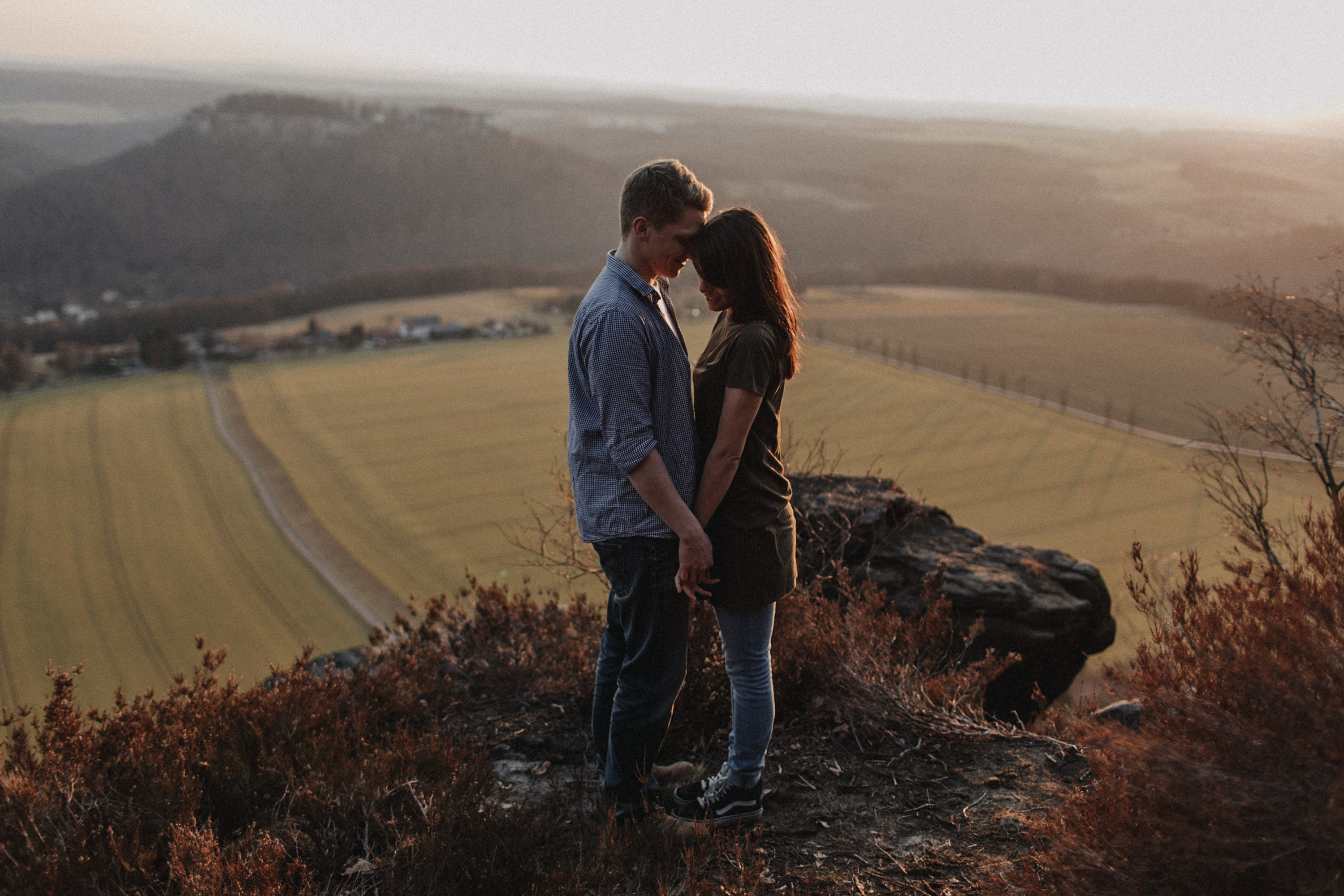 Dieses Foto ist Teil einer Fotoreportage eines Couple Shoots auf dem Lilienstein, Elbsandsteingebirge, Sächsische Schweiz. Es wurde aufgenommen von den Hochzeitsfotografen Tom und Lia aus Potsdam: Hochzeitsreportagen für tiefgründige Herzen mit analogem Herzschlag.