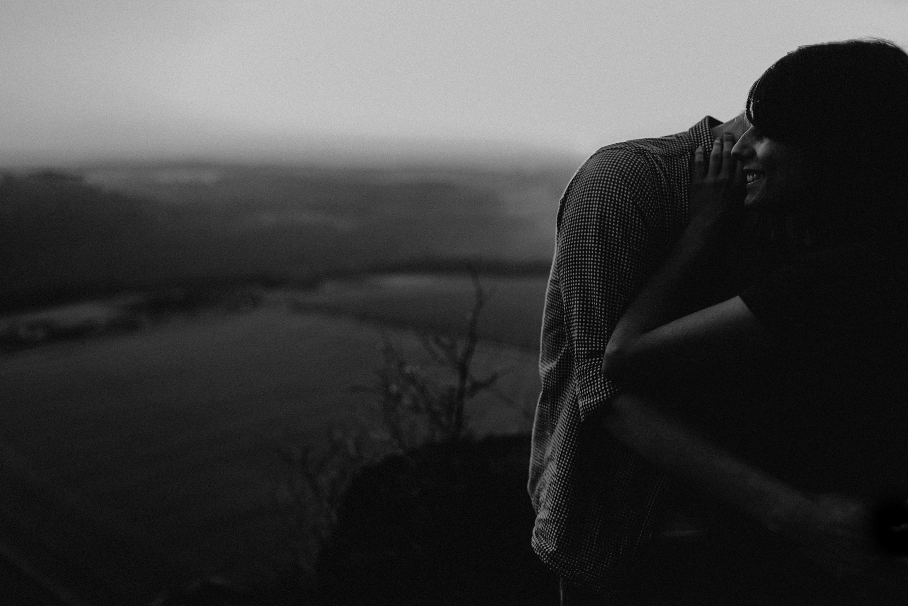 Dieses Foto ist Teil einer Fotoreportage eines Couple Shoots auf dem Lilienstein, Elbsandsteingebirge, Sächsische Schweiz. Es wurde aufgenommen von den Hochzeitsfotografen Tom und Lia aus Potsdam: Hochzeitsreportagen für tiefgründige Herzen mit analogem Herzschlag.