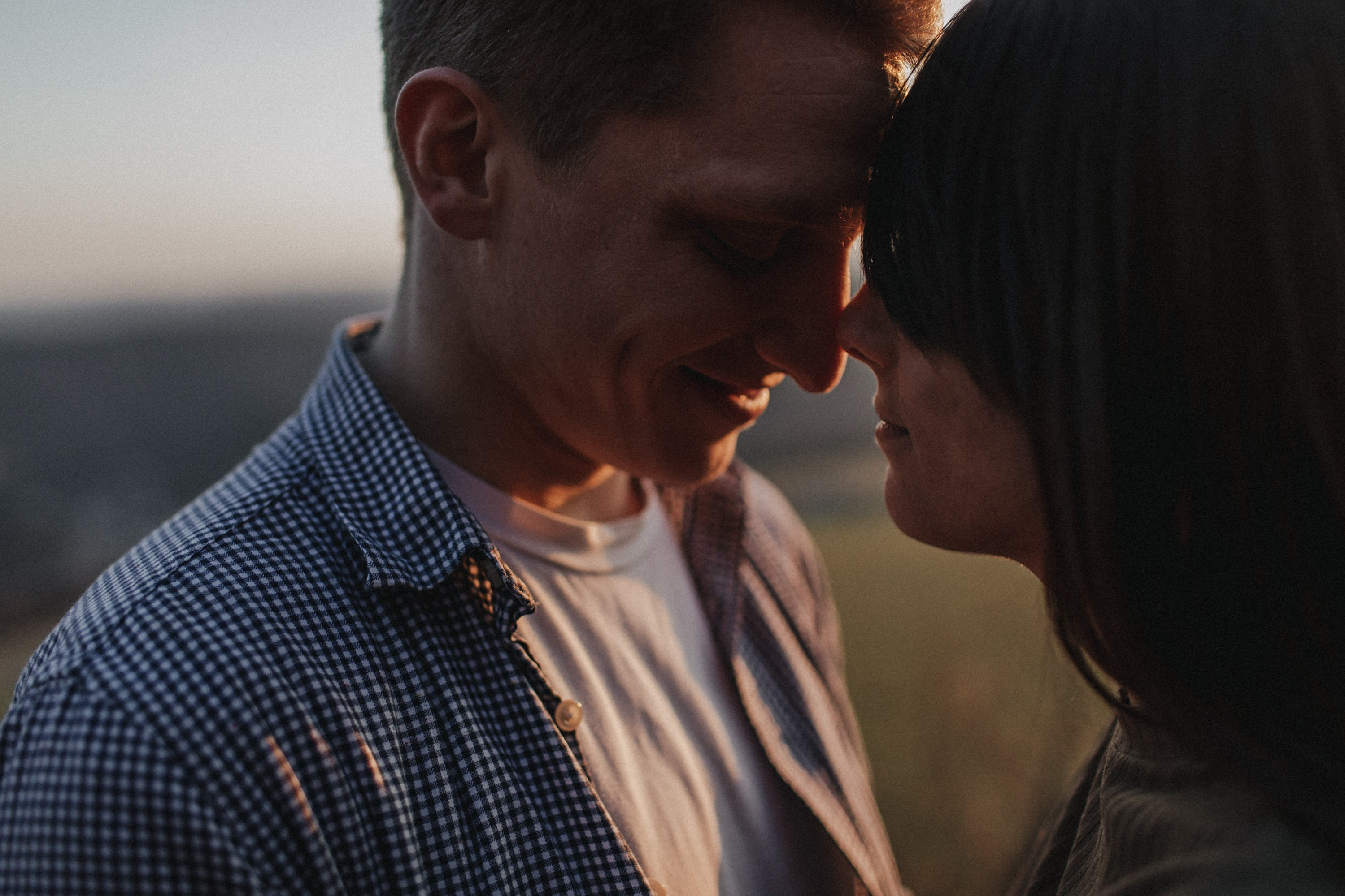 Dieses Foto ist Teil einer Fotoreportage eines Couple Shoots auf dem Lilienstein, Elbsandsteingebirge, Sächsische Schweiz. Es wurde aufgenommen von den Hochzeitsfotografen Tom und Lia aus Potsdam: Hochzeitsreportagen für tiefgründige Herzen mit analogem Herzschlag.