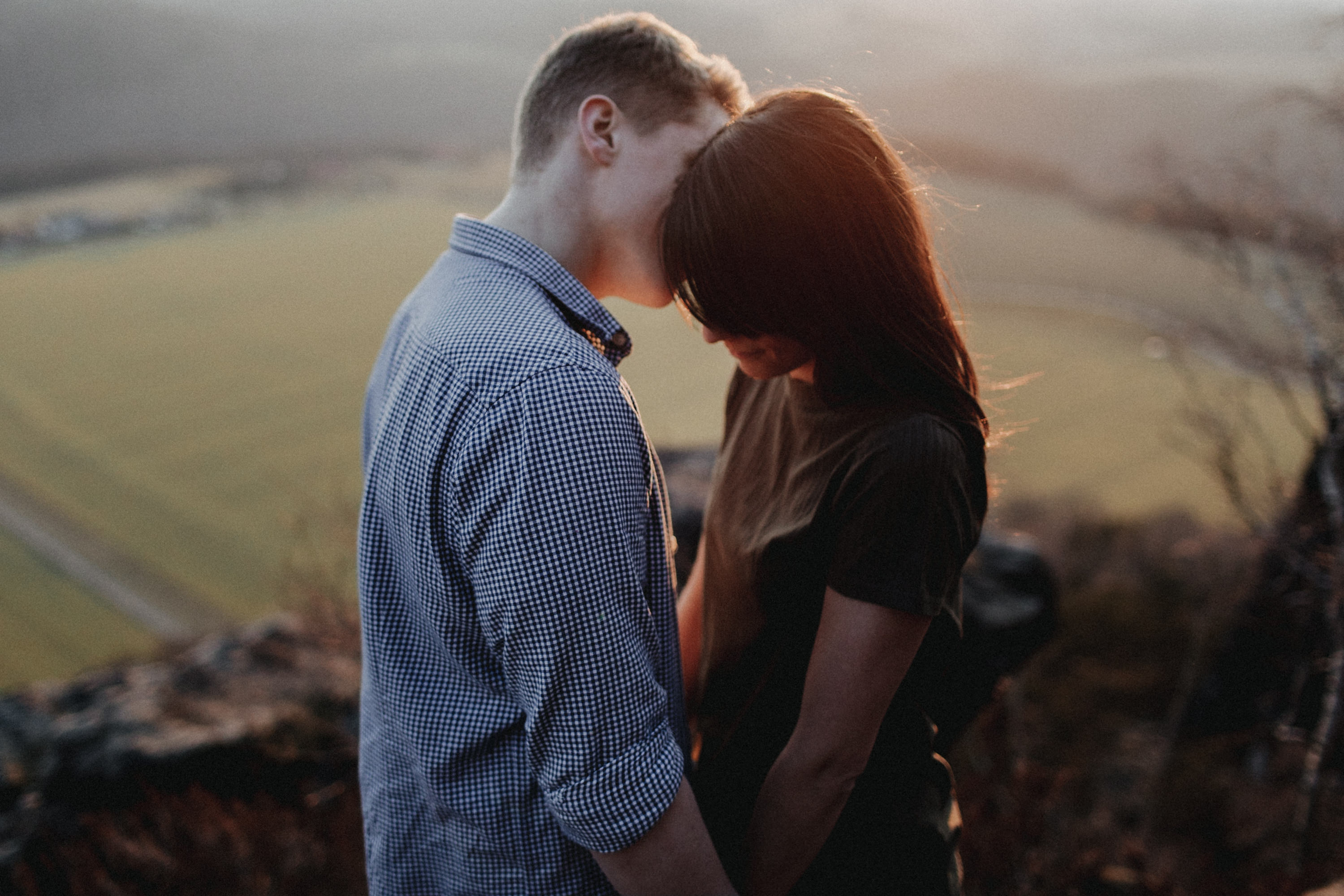 Dieses Foto ist Teil einer Fotoreportage eines Couple Shoots auf dem Lilienstein, Elbsandsteingebirge, Sächsische Schweiz. Es wurde aufgenommen von den Hochzeitsfotografen Tom und Lia aus Potsdam: Hochzeitsreportagen für tiefgründige Herzen mit analogem Herzschlag.