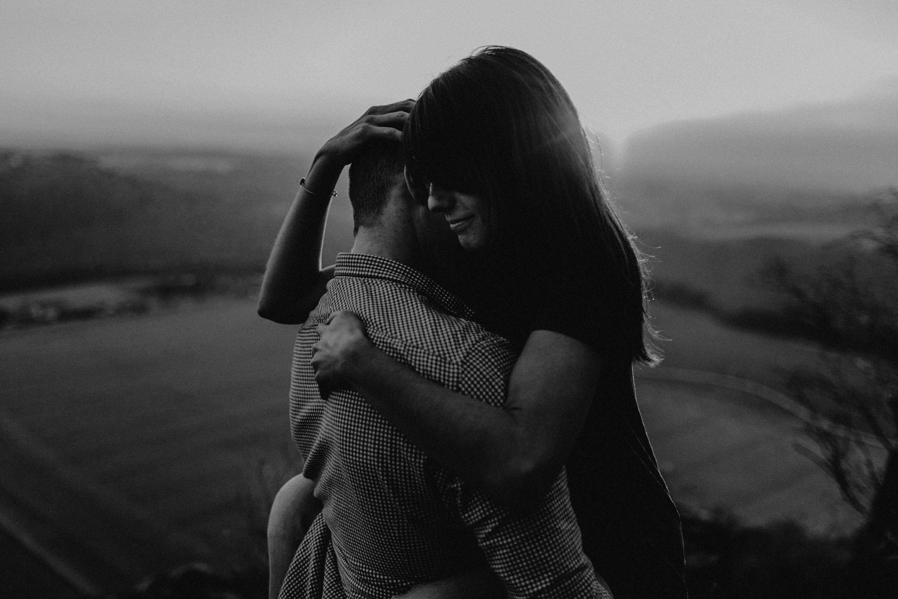 Dieses Foto ist Teil einer Fotoreportage eines Couple Shoots auf dem Lilienstein, Elbsandsteingebirge, Sächsische Schweiz. Es wurde aufgenommen von den Hochzeitsfotografen Tom und Lia aus Potsdam: Hochzeitsreportagen für tiefgründige Herzen mit analogem Herzschlag.