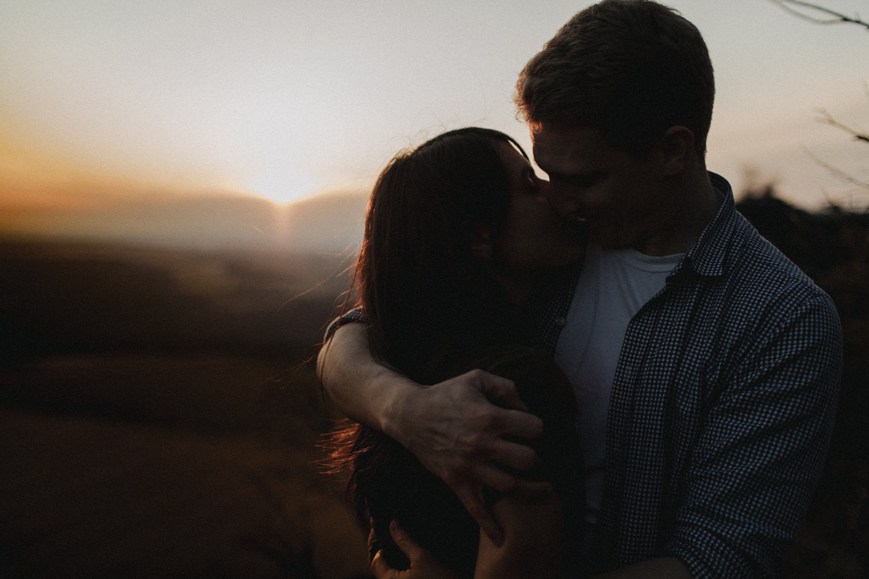 Dieses Foto ist Teil einer Fotoreportage eines Couple Shoots auf dem Lilienstein, Elbsandsteingebirge, Sächsische Schweiz. Es wurde aufgenommen von den Hochzeitsfotografen Tom und Lia aus Potsdam: Hochzeitsreportagen für tiefgründige Herzen mit analogem Herzschlag.