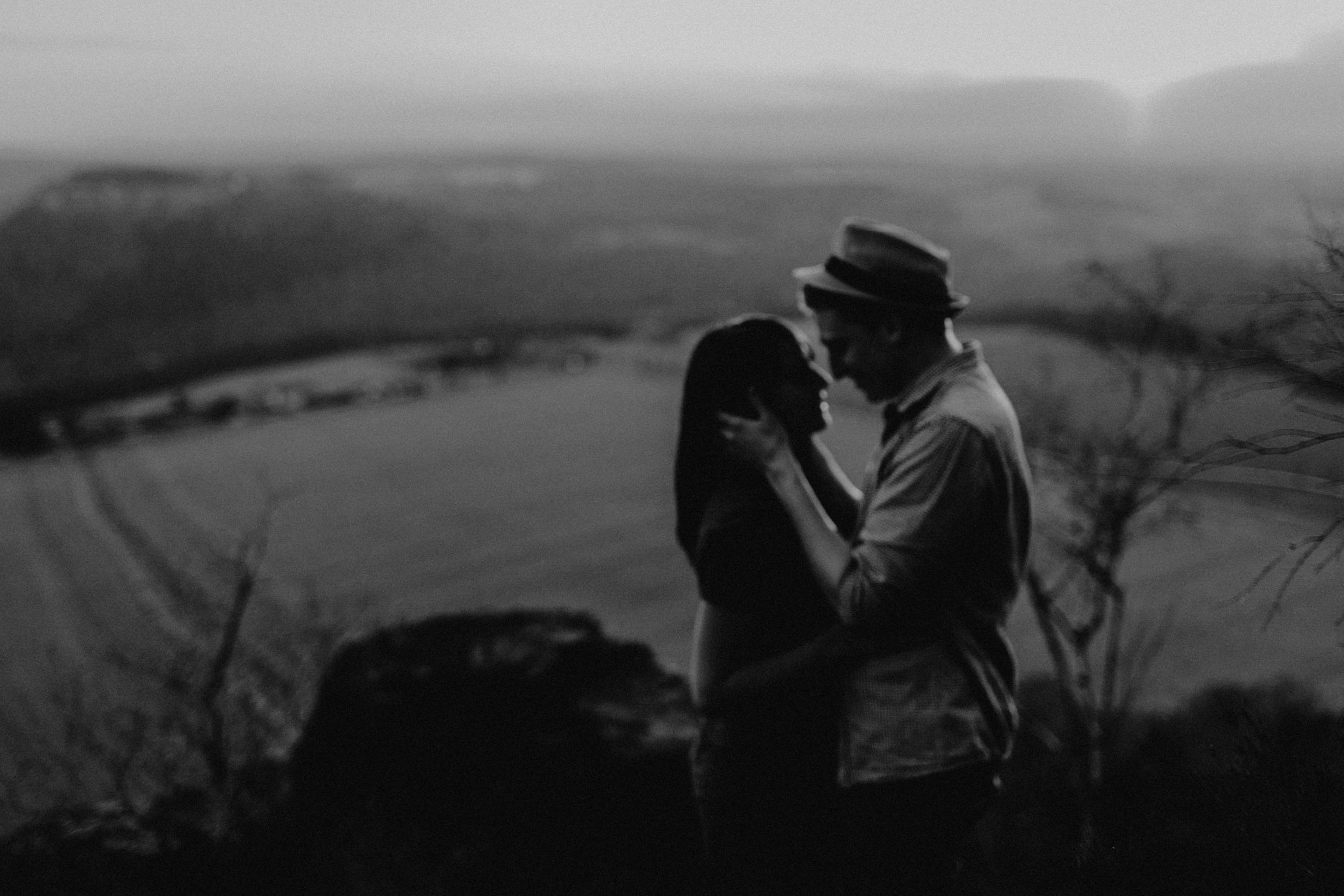 Dieses Foto ist Teil einer Fotoreportage eines Couple Shoots auf dem Lilienstein, Elbsandsteingebirge, Sächsische Schweiz. Es wurde aufgenommen von den Hochzeitsfotografen Tom und Lia aus Potsdam: Hochzeitsreportagen für tiefgründige Herzen mit analogem Herzschlag.