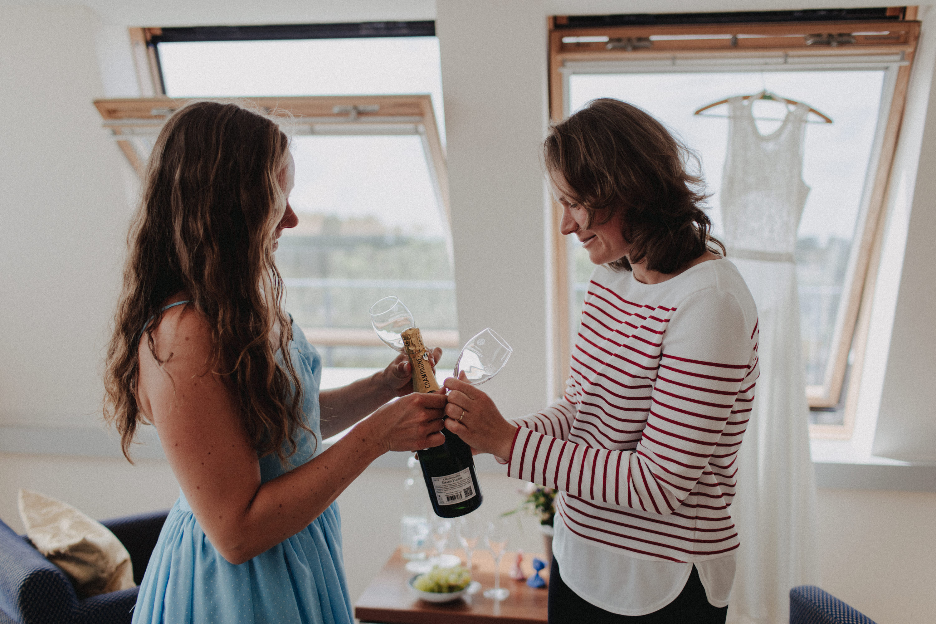 Strandhochzeit an der Ostsee. Es handelt sich um ein Foto aus einer Hochzeitsreportage, das von den beiden Hochzeitsfotografen Tom und Lia Fotografie aus Potsdam aufgenommen wurde. Die Hochzeit fand in Ahrenshoop direkt am Strand statt.