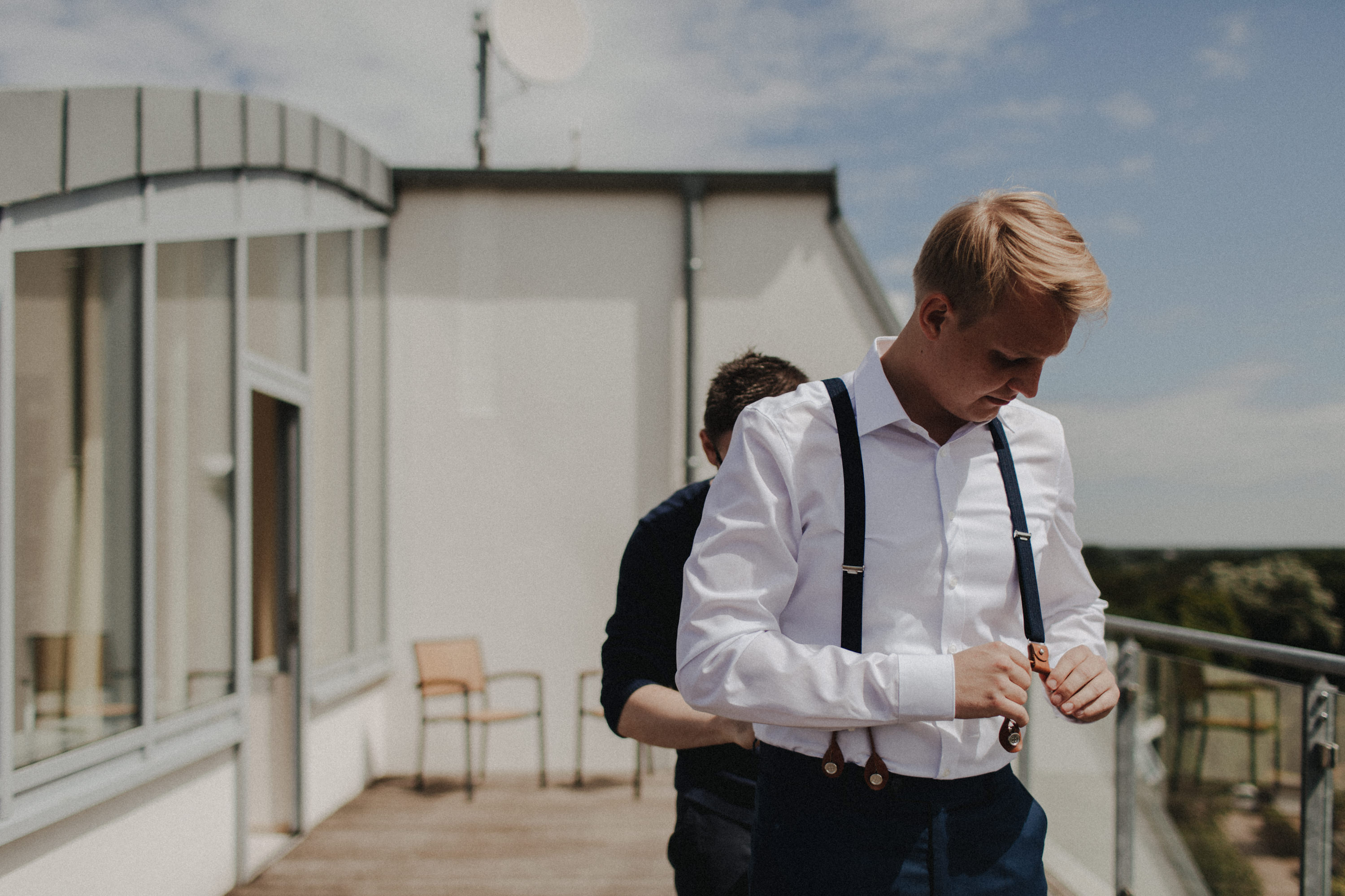 Strandhochzeit an der Ostsee. Es handelt sich um ein Foto aus einer Hochzeitsreportage, das von den beiden Hochzeitsfotografen Tom und Lia Fotografie aus Potsdam aufgenommen wurde. Die Hochzeit fand in Ahrenshoop direkt am Strand statt.