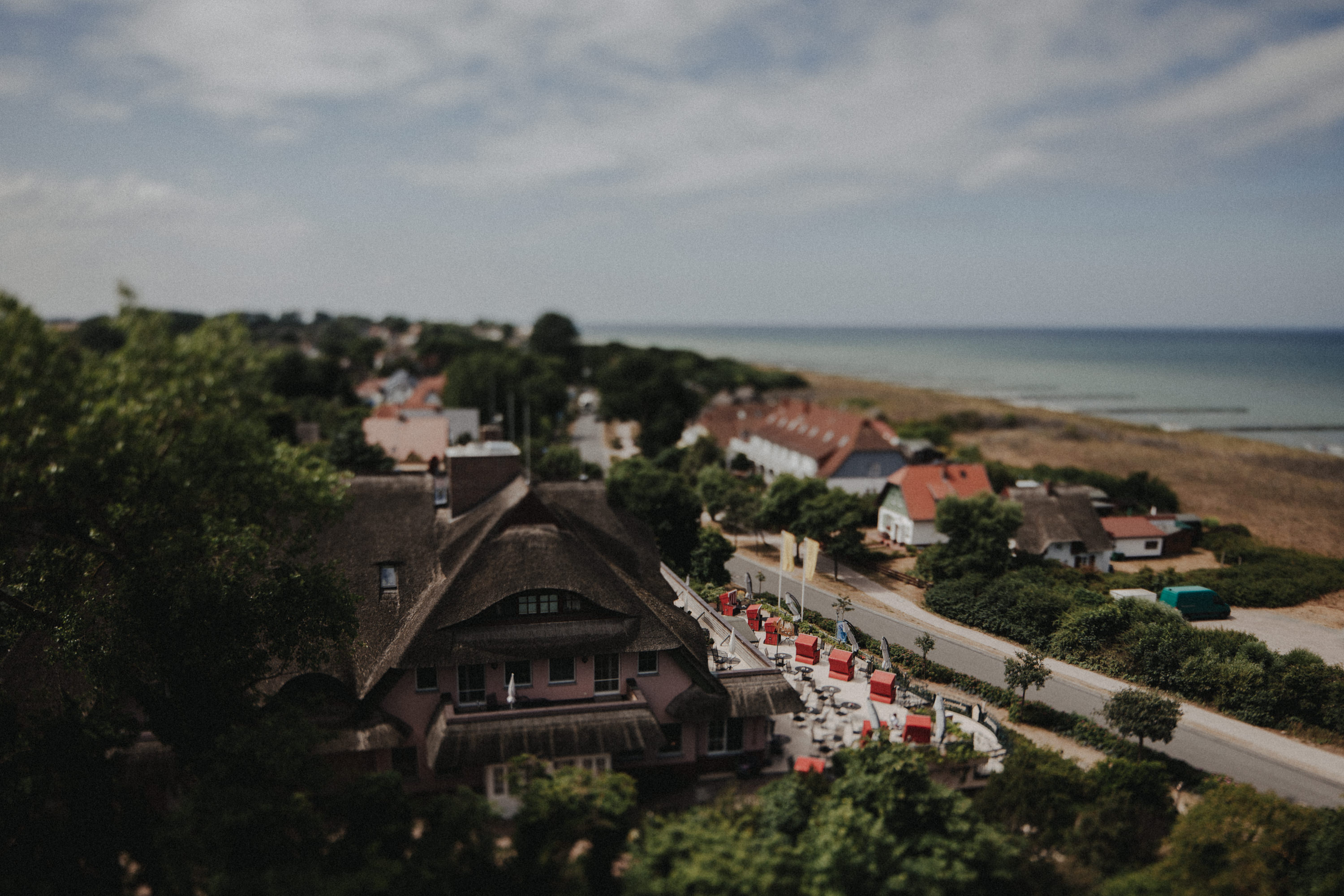 Strandhochzeit an der Ostsee. Es handelt sich um ein Foto aus einer Hochzeitsreportage, das von den beiden Hochzeitsfotografen Tom und Lia Fotografie aus Potsdam aufgenommen wurde. Die Hochzeit fand in Ahrenshoop direkt am Strand statt.