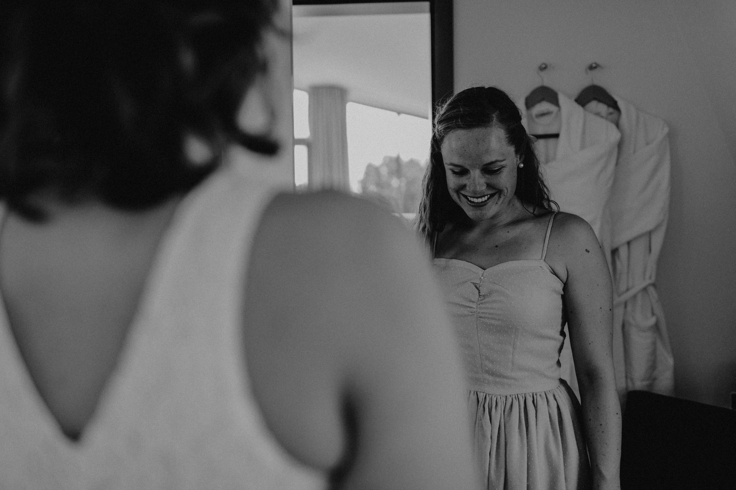 Strandhochzeit an der Ostsee. Es handelt sich um ein Foto aus einer Hochzeitsreportage, das von den beiden Hochzeitsfotografen Tom und Lia Fotografie aus Potsdam aufgenommen wurde. Die Hochzeit fand in Ahrenshoop direkt am Strand statt.