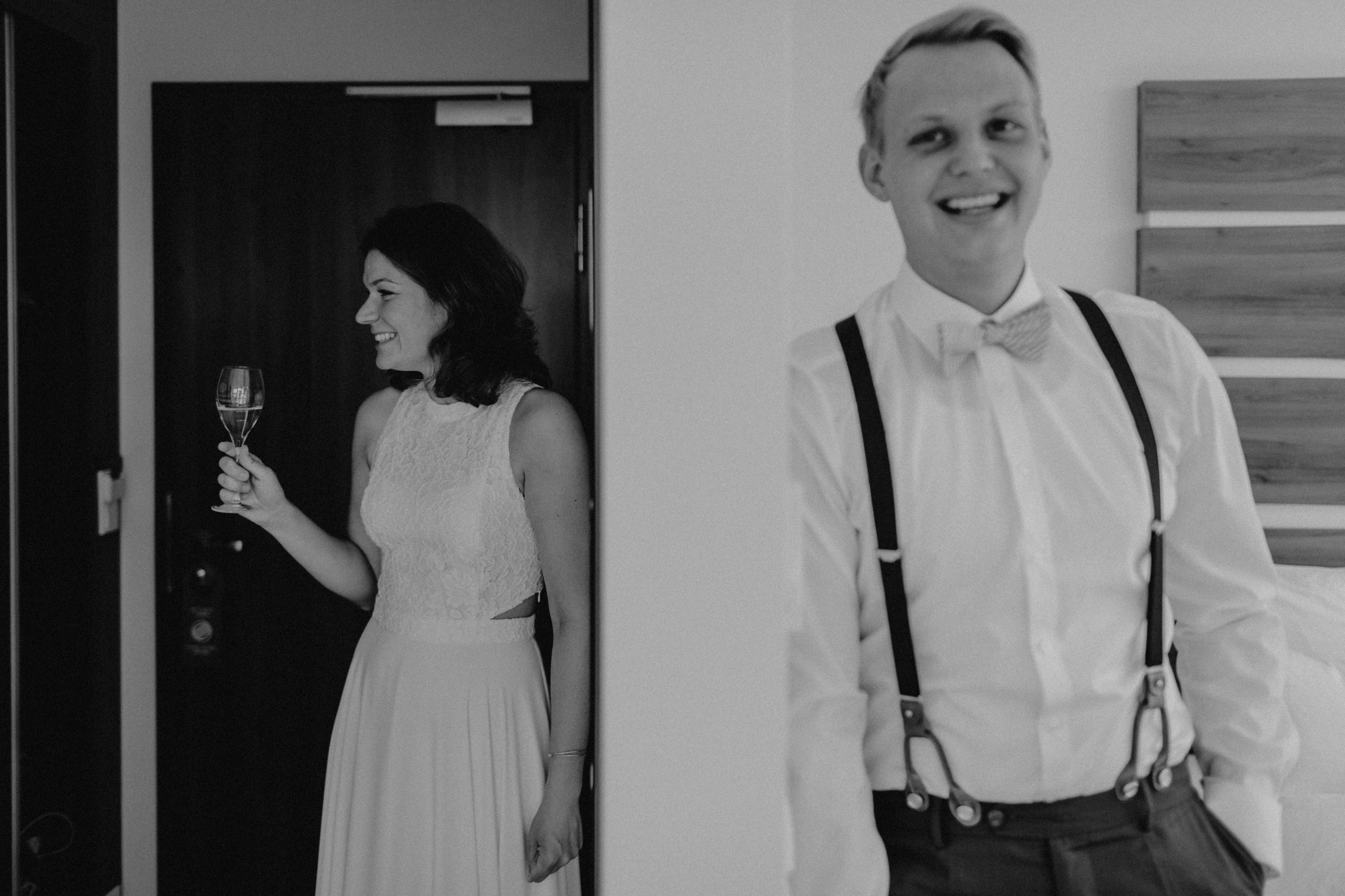 Strandhochzeit an der Ostsee. Es handelt sich um ein Foto aus einer Hochzeitsreportage, das von den beiden Hochzeitsfotografen Tom und Lia Fotografie aus Potsdam aufgenommen wurde. Die Hochzeit fand in Ahrenshoop direkt am Strand statt.