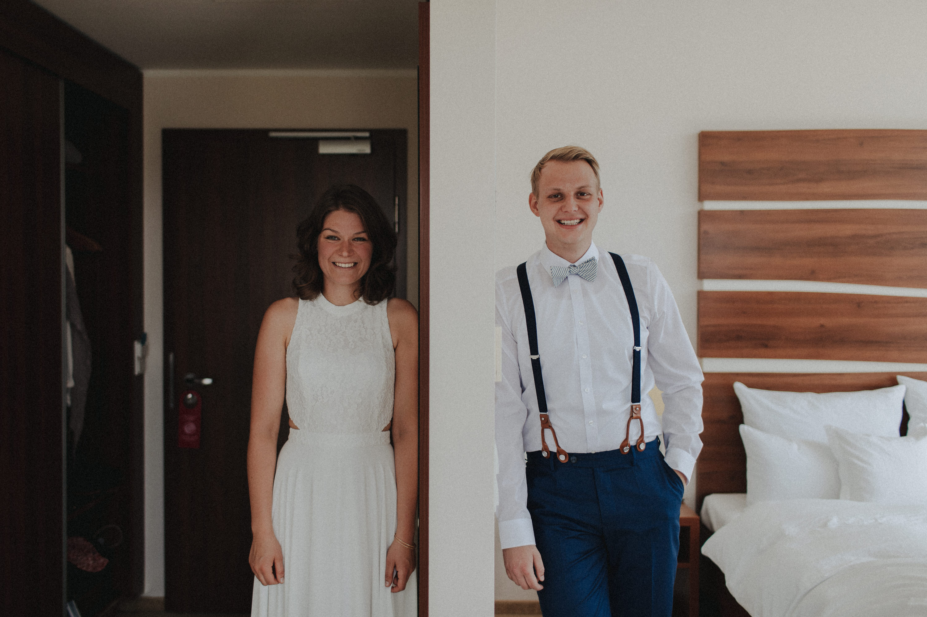 Strandhochzeit an der Ostsee. Es handelt sich um ein Foto aus einer Hochzeitsreportage, das von den beiden Hochzeitsfotografen Tom und Lia Fotografie aus Potsdam aufgenommen wurde. Die Hochzeit fand in Ahrenshoop direkt am Strand statt.