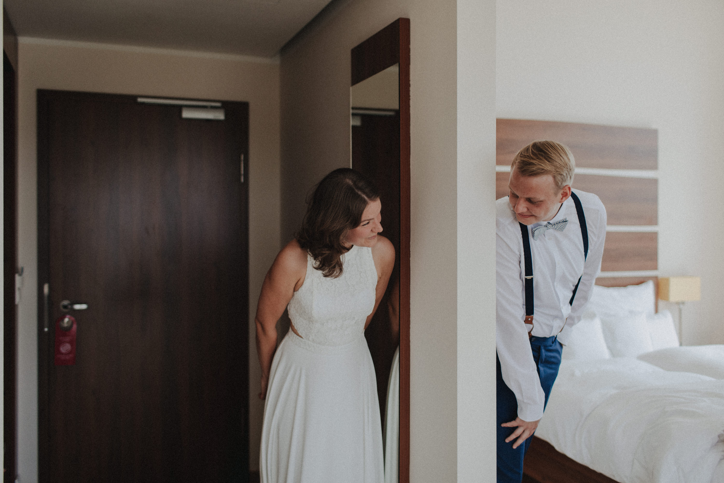 Strandhochzeit an der Ostsee. Es handelt sich um ein Foto aus einer Hochzeitsreportage, das von den beiden Hochzeitsfotografen Tom und Lia Fotografie aus Potsdam aufgenommen wurde. Die Hochzeit fand in Ahrenshoop direkt am Strand statt.