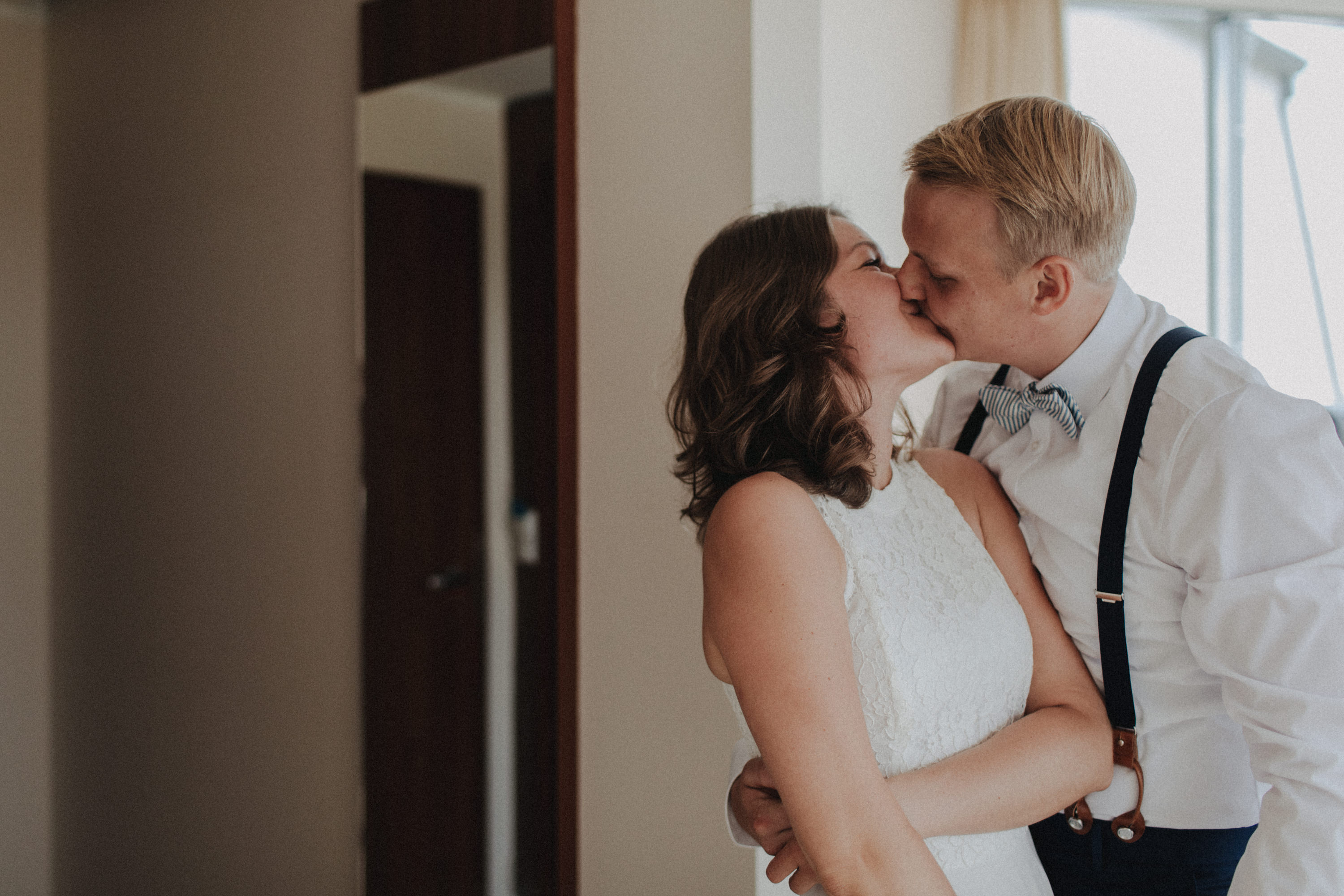 Strandhochzeit an der Ostsee. Es handelt sich um ein Foto aus einer Hochzeitsreportage, das von den beiden Hochzeitsfotografen Tom und Lia Fotografie aus Potsdam aufgenommen wurde. Die Hochzeit fand in Ahrenshoop direkt am Strand statt.