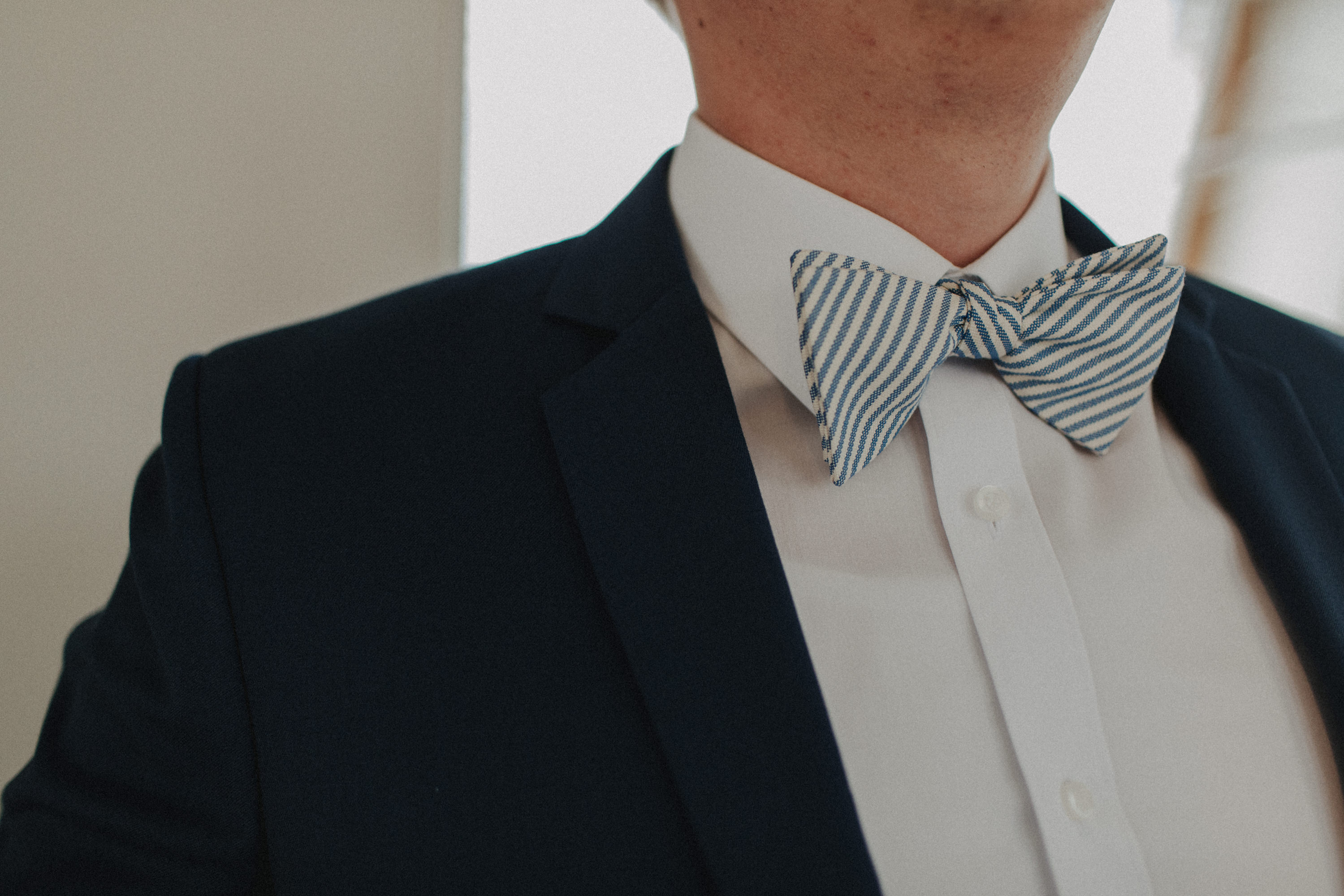 Strandhochzeit an der Ostsee. Es handelt sich um ein Foto aus einer Hochzeitsreportage, das von den beiden Hochzeitsfotografen Tom und Lia Fotografie aus Potsdam aufgenommen wurde. Die Hochzeit fand in Ahrenshoop direkt am Strand statt.