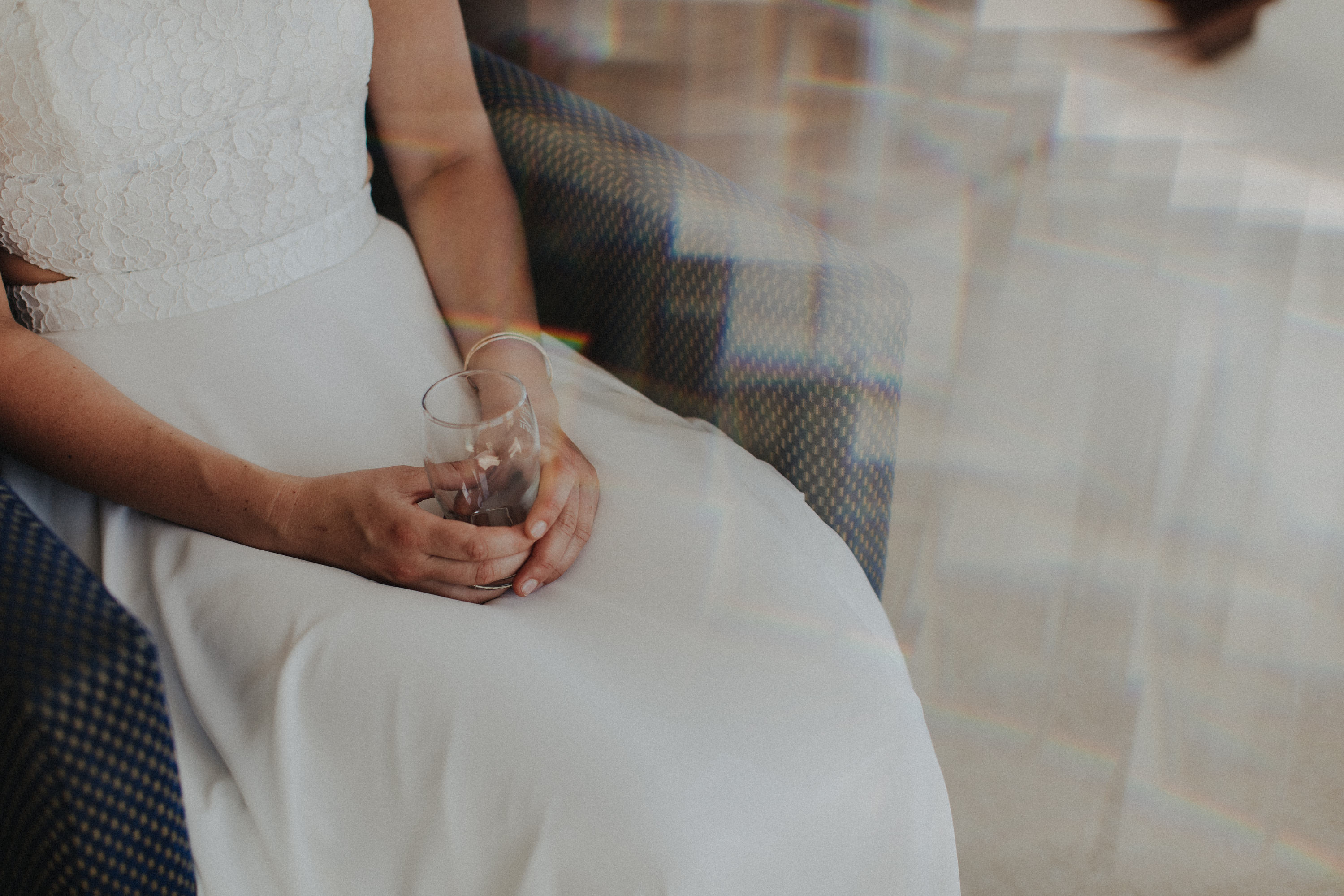 Strandhochzeit an der Ostsee. Es handelt sich um ein Foto aus einer Hochzeitsreportage, das von den beiden Hochzeitsfotografen Tom und Lia Fotografie aus Potsdam aufgenommen wurde. Die Hochzeit fand in Ahrenshoop direkt am Strand statt.