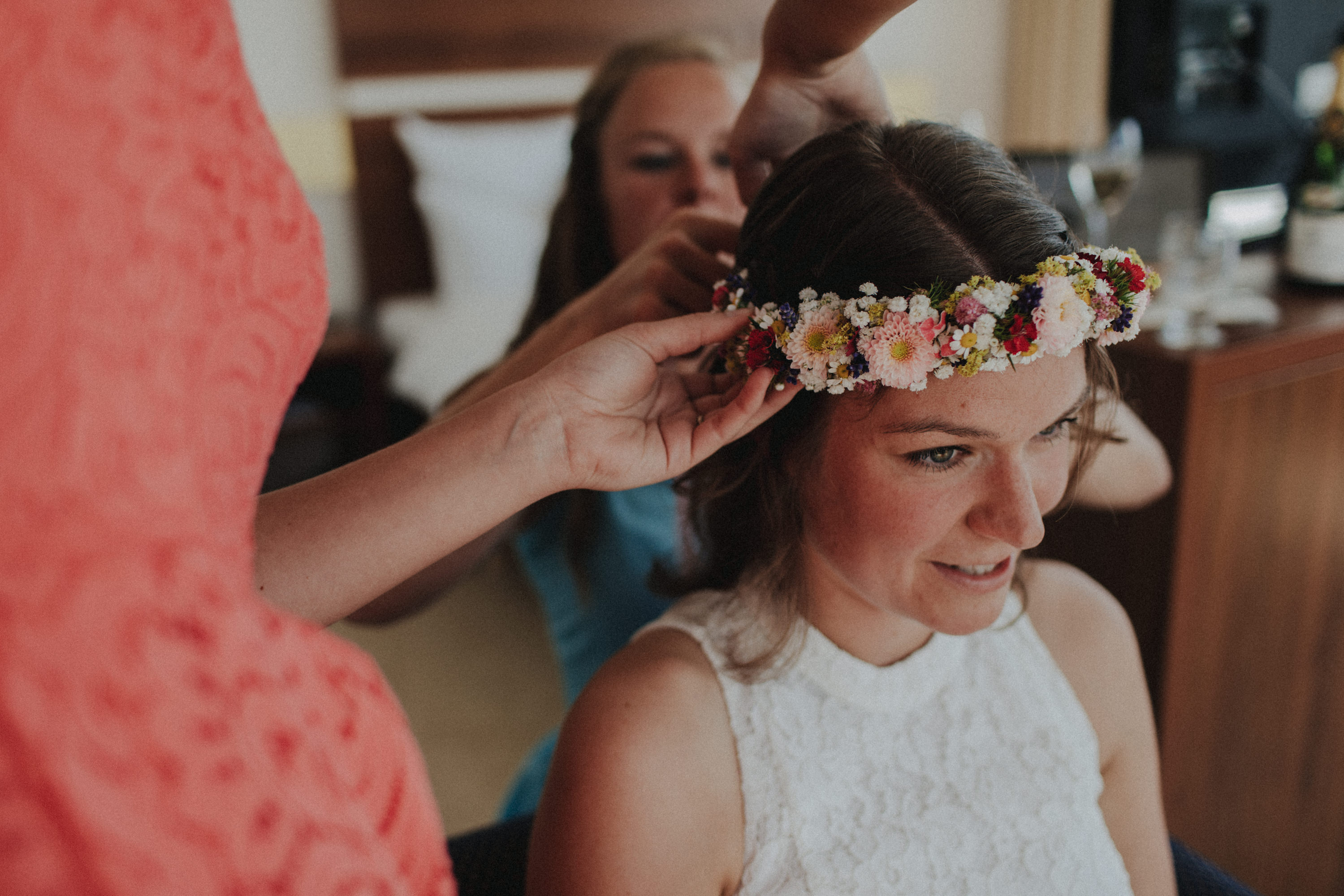 Strandhochzeit an der Ostsee. Es handelt sich um ein Foto aus einer Hochzeitsreportage, das von den beiden Hochzeitsfotografen Tom und Lia Fotografie aus Potsdam aufgenommen wurde. Die Hochzeit fand in Ahrenshoop direkt am Strand statt.