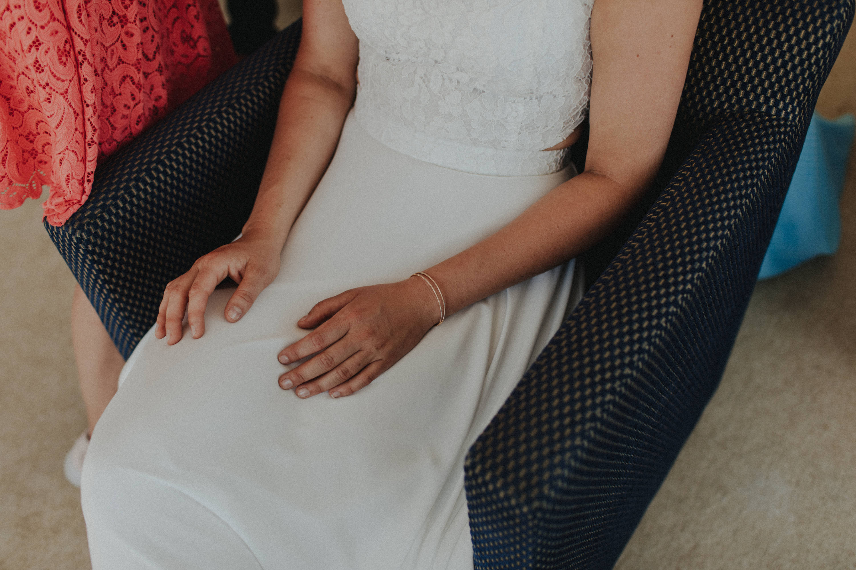 Strandhochzeit an der Ostsee. Es handelt sich um ein Foto aus einer Hochzeitsreportage, das von den beiden Hochzeitsfotografen Tom und Lia Fotografie aus Potsdam aufgenommen wurde. Die Hochzeit fand in Ahrenshoop direkt am Strand statt.