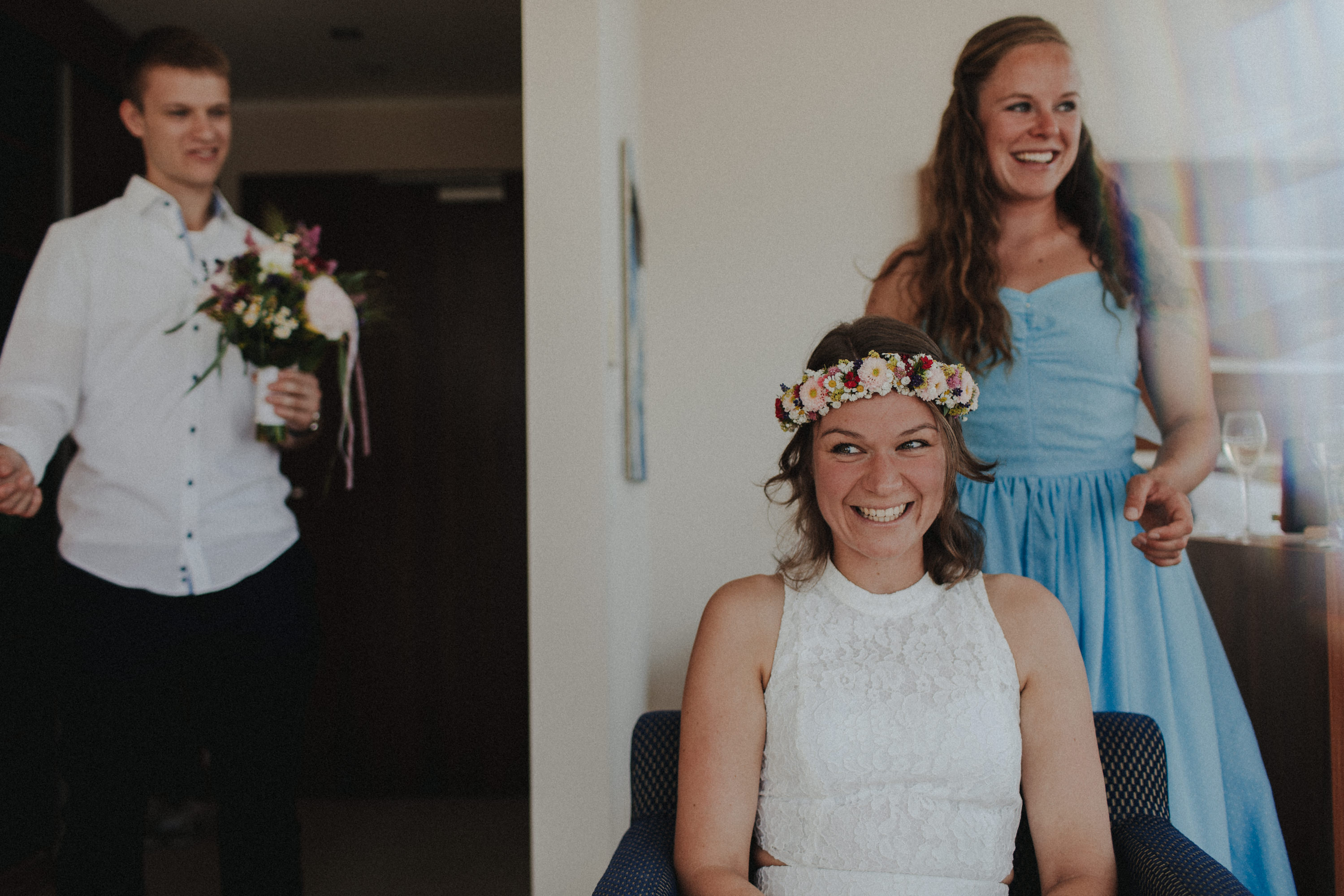 Strandhochzeit an der Ostsee. Es handelt sich um ein Foto aus einer Hochzeitsreportage, das von den beiden Hochzeitsfotografen Tom und Lia Fotografie aus Potsdam aufgenommen wurde. Die Hochzeit fand in Ahrenshoop direkt am Strand statt.