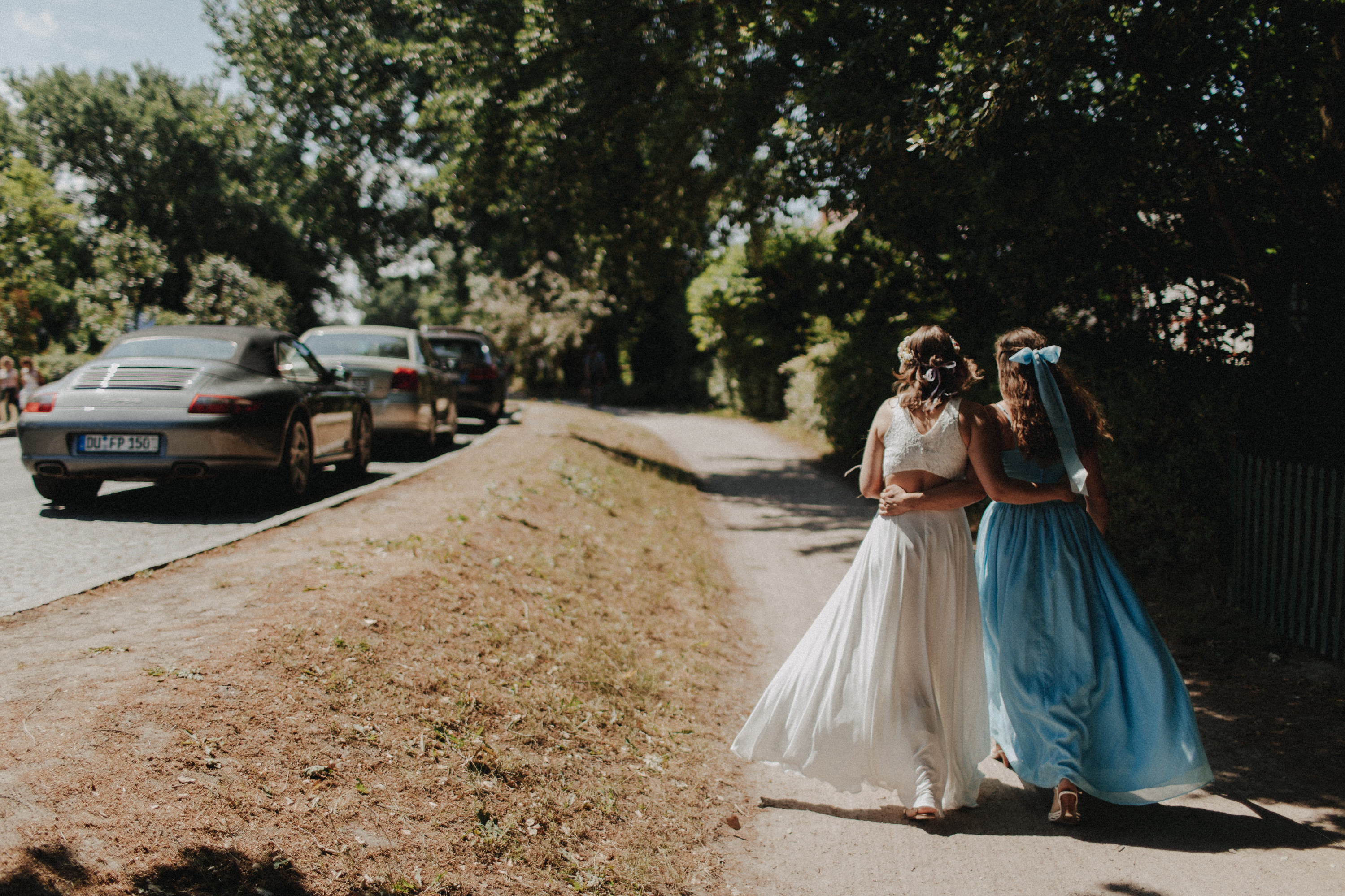 Strandhochzeit an der Ostsee. Es handelt sich um ein Foto aus einer Hochzeitsreportage, das von den beiden Hochzeitsfotografen Tom und Lia Fotografie aus Potsdam aufgenommen wurde. Die Hochzeit fand in Ahrenshoop direkt am Strand statt.