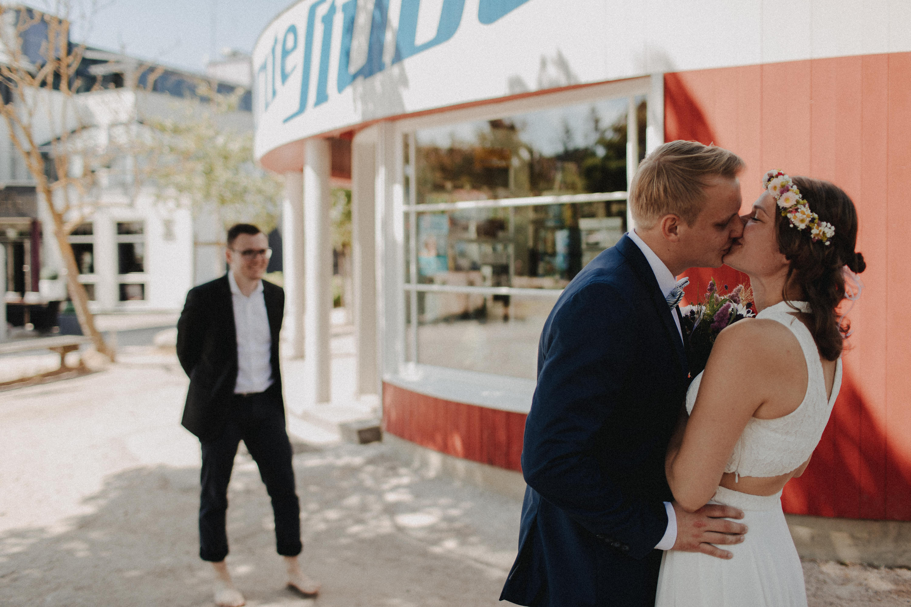 Strandhochzeit an der Ostsee. Es handelt sich um ein Foto aus einer Hochzeitsreportage, das von den beiden Hochzeitsfotografen Tom und Lia Fotografie aus Potsdam aufgenommen wurde. Die Hochzeit fand in Ahrenshoop direkt am Strand statt.