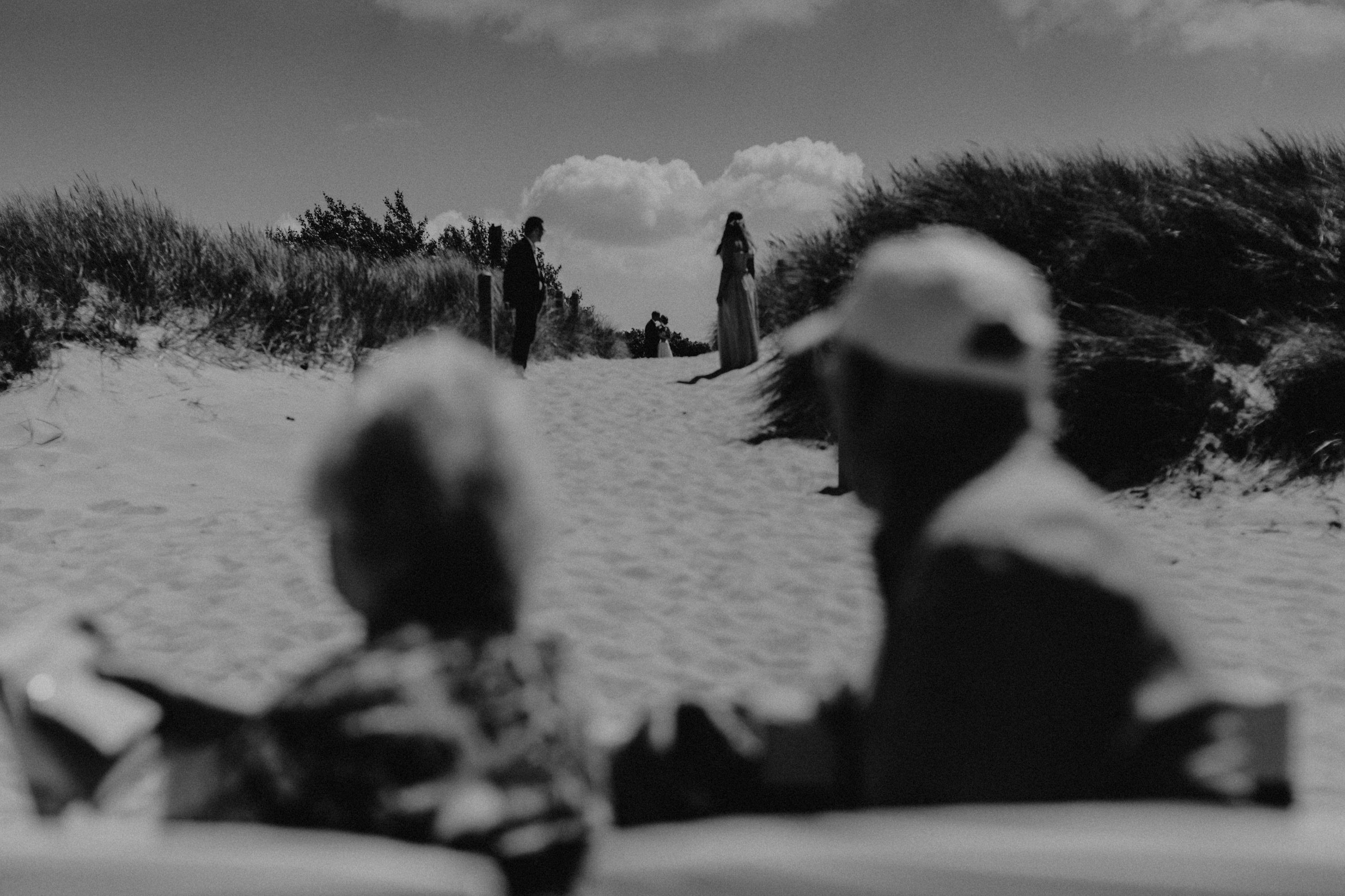 Strandhochzeit an der Ostsee. Es handelt sich um ein Foto aus einer Hochzeitsreportage, das von den beiden Hochzeitsfotografen Tom und Lia Fotografie aus Potsdam aufgenommen wurde. Die Hochzeit fand in Ahrenshoop direkt am Strand statt.