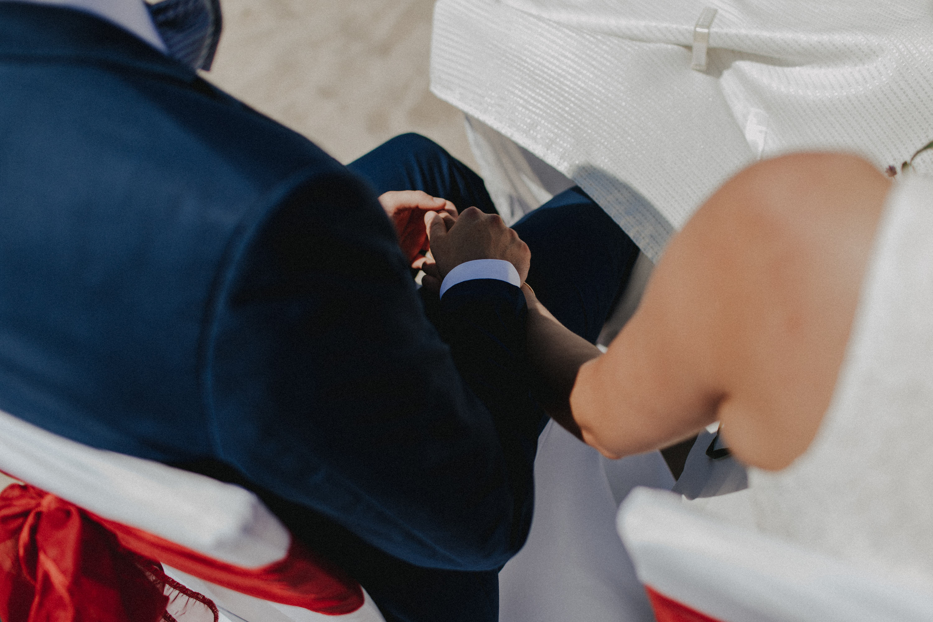 Strandhochzeit an der Ostsee. Es handelt sich um ein Foto aus einer Hochzeitsreportage, das von den beiden Hochzeitsfotografen Tom und Lia Fotografie aus Potsdam aufgenommen wurde. Die Hochzeit fand in Ahrenshoop direkt am Strand statt.