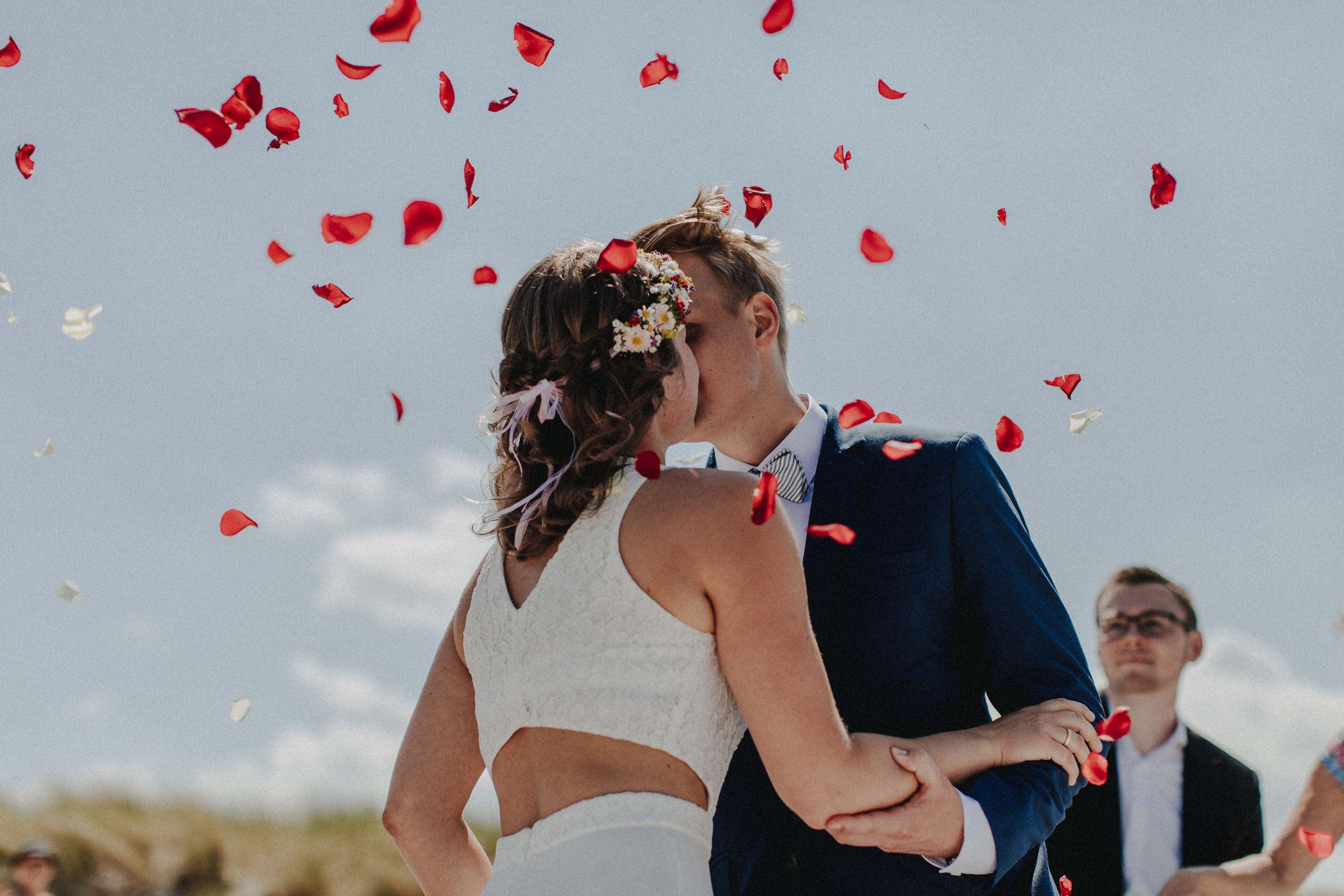 Strandhochzeit an der Ostsee. Es handelt sich um ein Foto aus einer Hochzeitsreportage, das von den beiden Hochzeitsfotografen Tom und Lia Fotografie aus Potsdam aufgenommen wurde. Die Hochzeit fand in Ahrenshoop direkt am Strand statt.