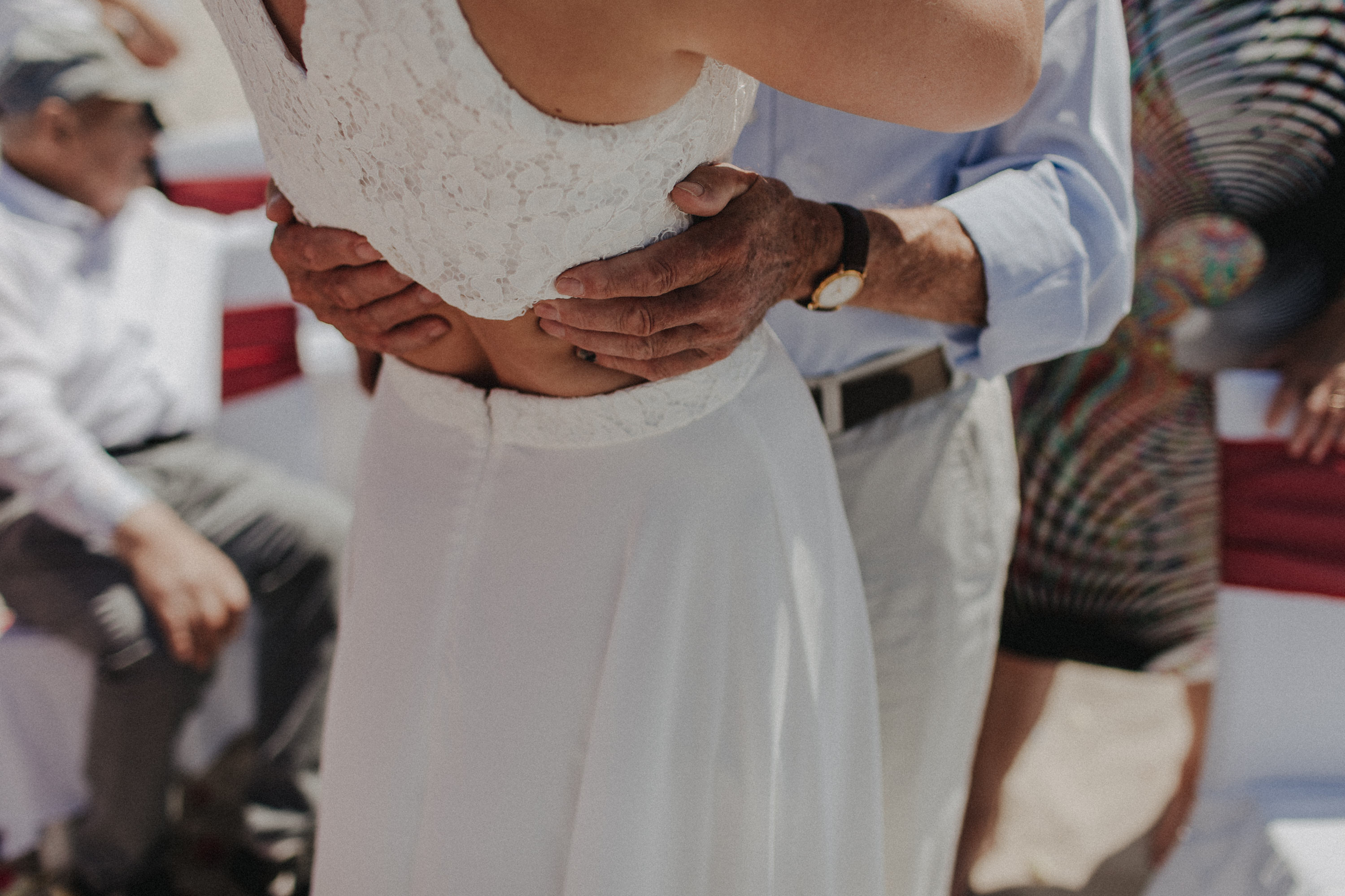 Strandhochzeit an der Ostsee. Es handelt sich um ein Foto aus einer Hochzeitsreportage, das von den beiden Hochzeitsfotografen Tom und Lia Fotografie aus Potsdam aufgenommen wurde. Die Hochzeit fand in Ahrenshoop direkt am Strand statt.