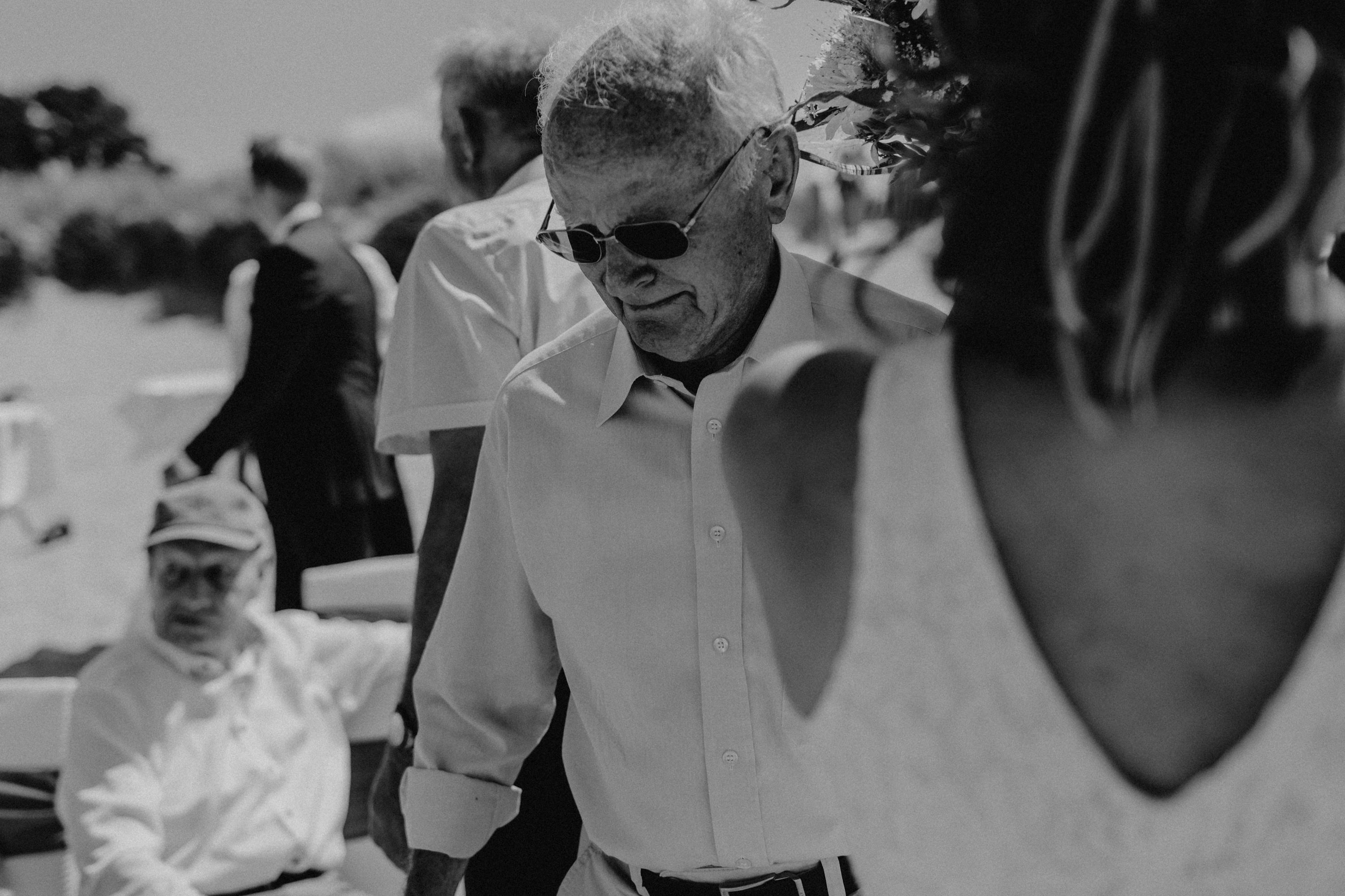 Strandhochzeit an der Ostsee. Es handelt sich um ein Foto aus einer Hochzeitsreportage, das von den beiden Hochzeitsfotografen Tom und Lia Fotografie aus Potsdam aufgenommen wurde. Die Hochzeit fand in Ahrenshoop direkt am Strand statt.